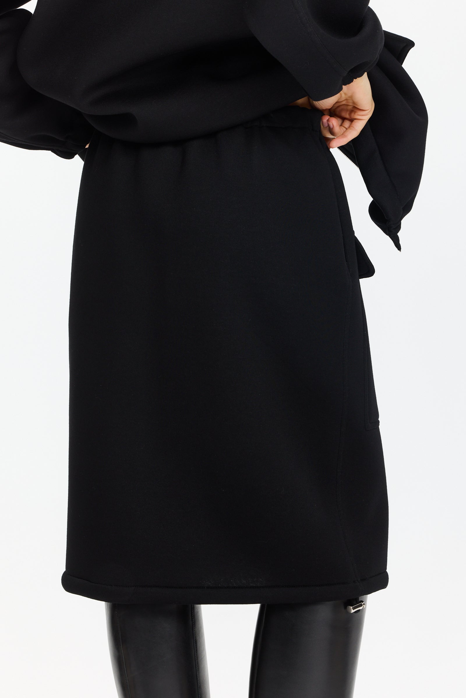 חצאית שחורה באורך מידי עם מותן אלסטית ושני כיסים קדמיים עם דשים, אפשרות לכיווץ בתחתיתהרכב בד: 100% ויסקוזההדוגמנית בגובה 1.75 ולובשת מידה 38 של Plan C