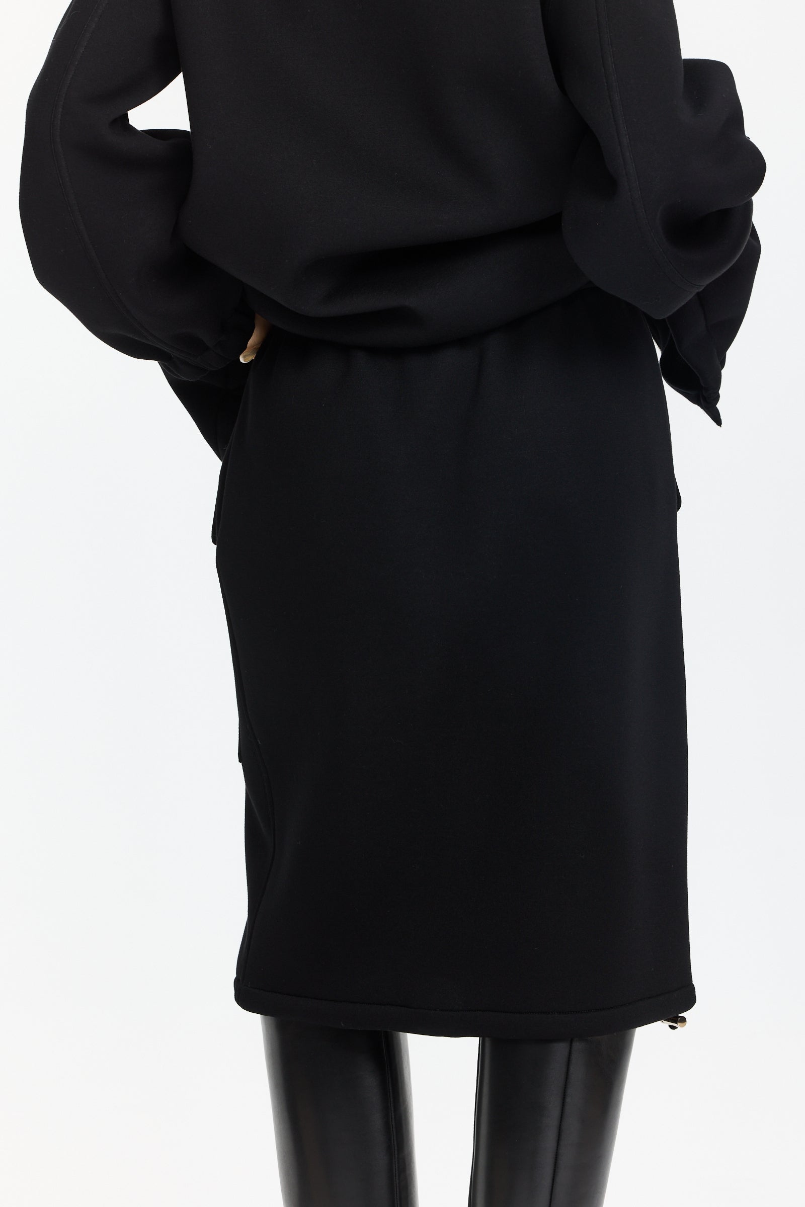 חצאית שחורה באורך מידי עם מותן אלסטית ושני כיסים קדמיים עם דשים, אפשרות לכיווץ בתחתיתהרכב בד: 100% ויסקוזההדוגמנית בגובה 1.75 ולובשת מידה 38 של Plan C