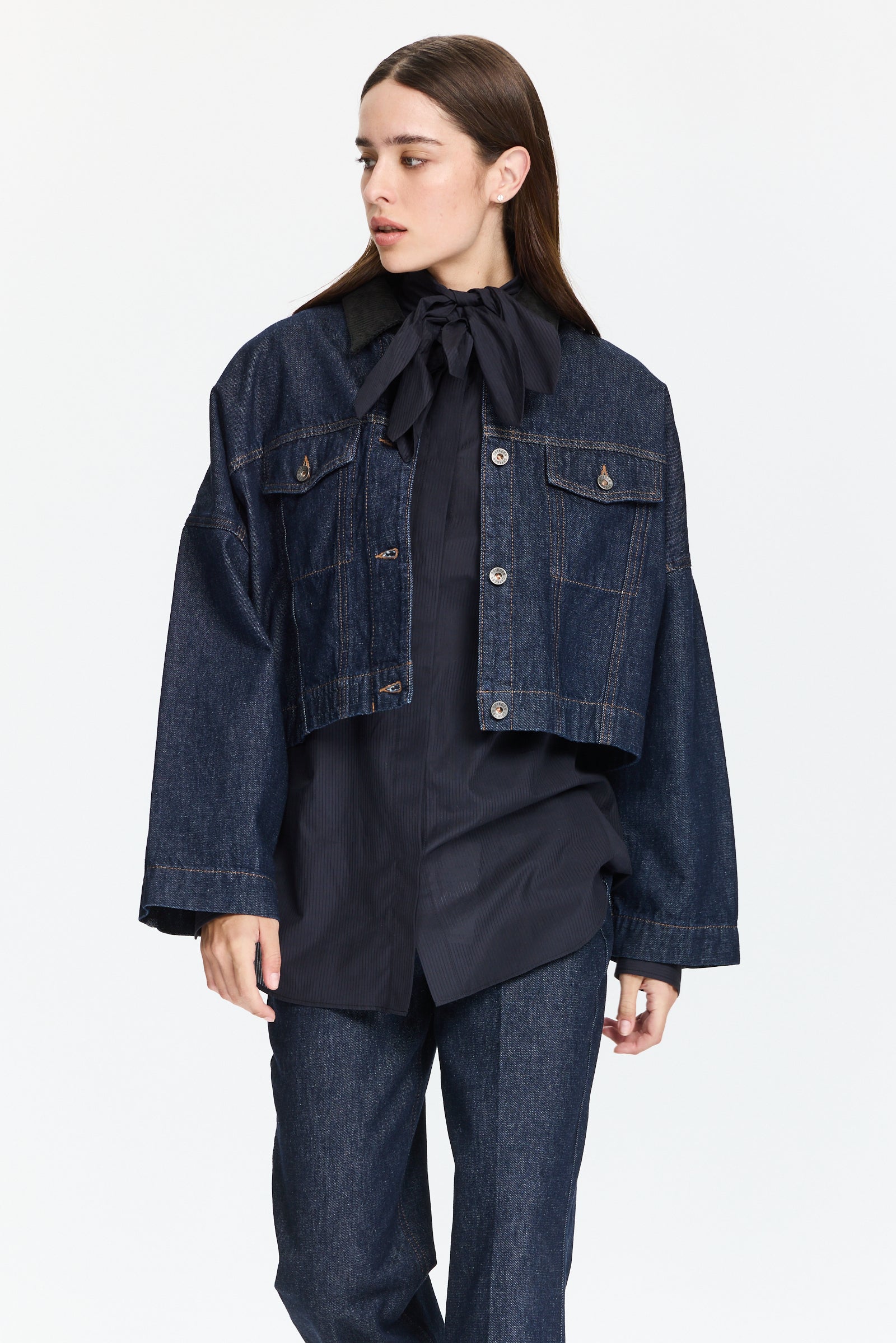 ז'קט דנים קצר בגזרה רחבה, עם צווארון קורדרויהרכב: 100% כותנההדוגמנית בגובה 1.75 ולובשת מידה 38 של DRYKORN