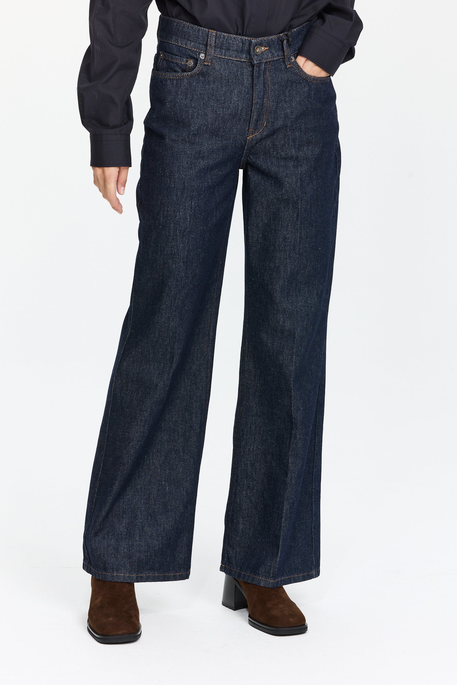 מכנסיי ג'ינס בצבע אינדיגו ובגזרה מתרחבתהרכב: 100% כותנההדוגמנית בגובה 1.75 ולובשת מידה 27 של DryKorn