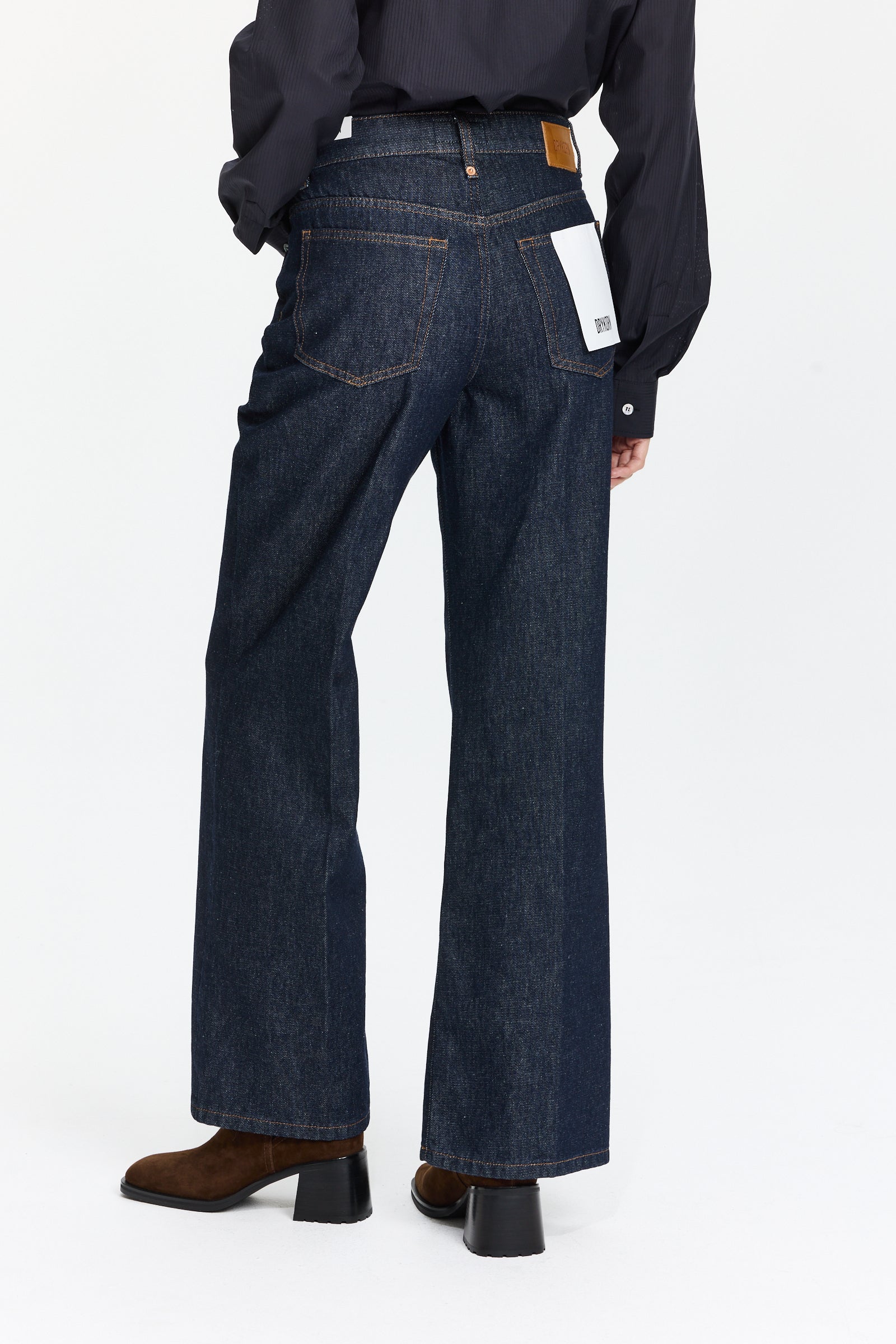 מכנסיי ג'ינס בצבע אינדיגו ובגזרה מתרחבתהרכב: 100% כותנההדוגמנית בגובה 1.75 ולובשת מידה 27 של DryKorn