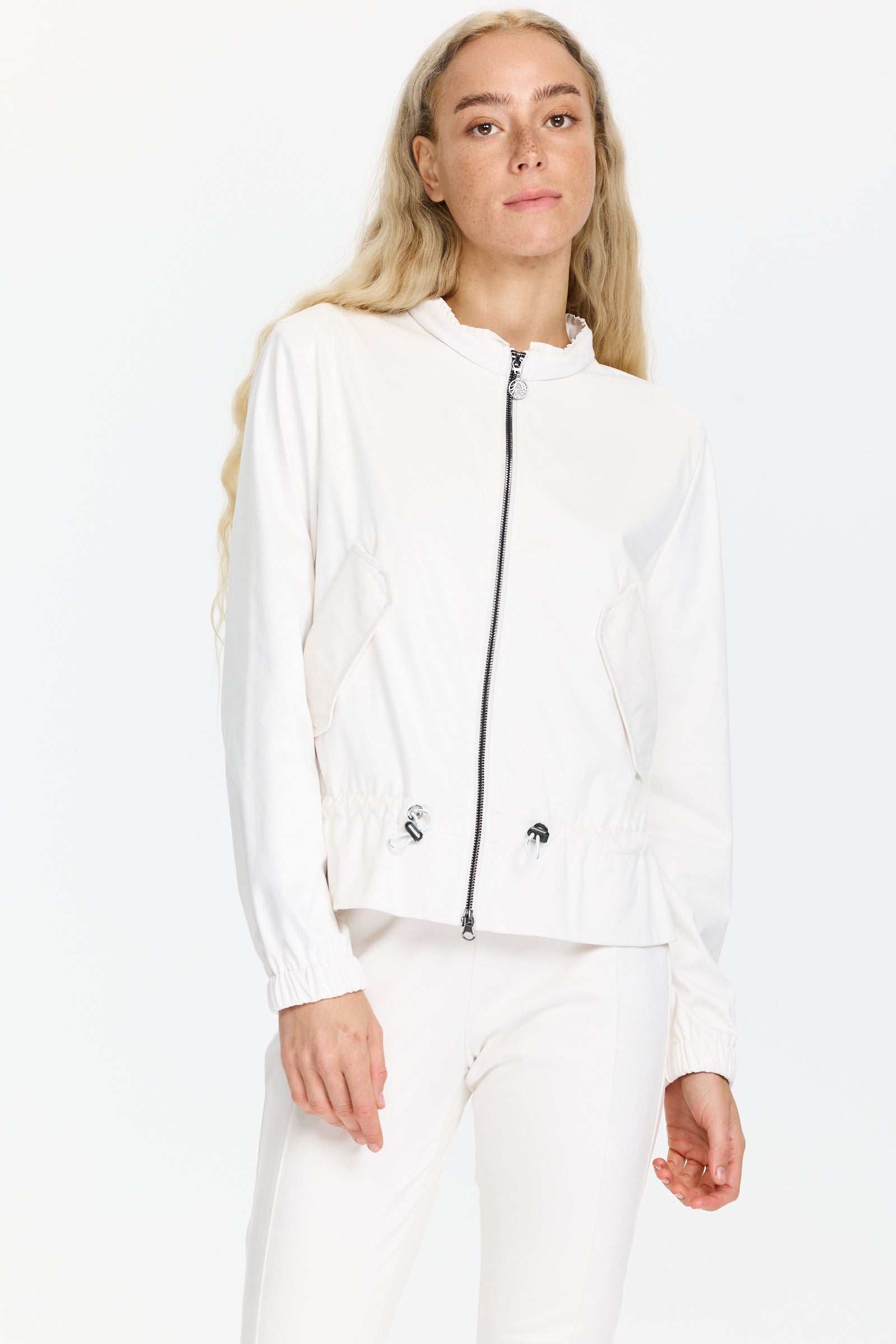 ז’קט סווטשירט רך ונעים בגזרה ישרה, עם רוכסן כפול, כיסים צדדיים, כיווצים במותניים וגומי בשרווליםהרכב בד: 90% פוליאסטר, 10% אלסטןהדוגמנית בגובה 1.75 ולובשת מידה 36 של Sportalm