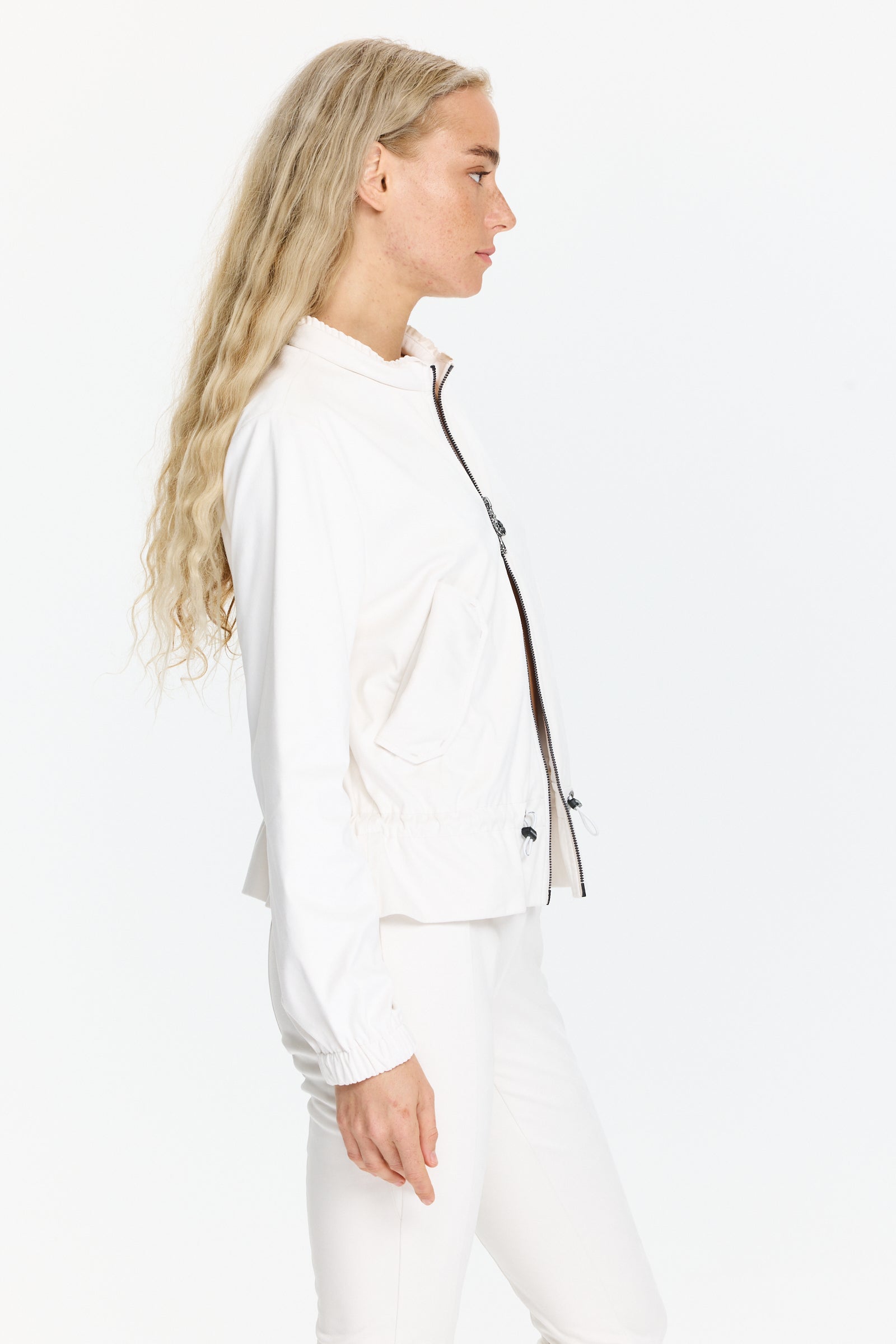 ז’קט סווטשירט רך ונעים בגזרה ישרה, עם רוכסן כפול, כיסים צדדיים, כיווצים במותניים וגומי בשרווליםהרכב בד: 90% פוליאסטר, 10% אלסטןהדוגמנית בגובה 1.75 ולובשת מידה 36 של Sportalm