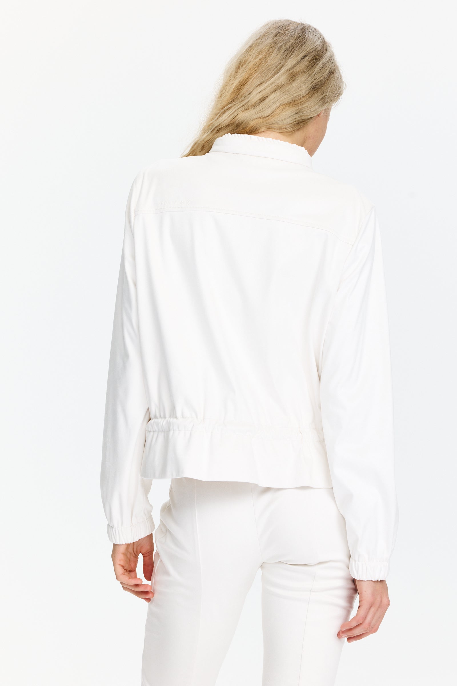 ז’קט סווטשירט רך ונעים בגזרה ישרה, עם רוכסן כפול, כיסים צדדיים, כיווצים במותניים וגומי בשרווליםהרכב בד: 90% פוליאסטר, 10% אלסטןהדוגמנית בגובה 1.75 ולובשת מידה 36 של Sportalm