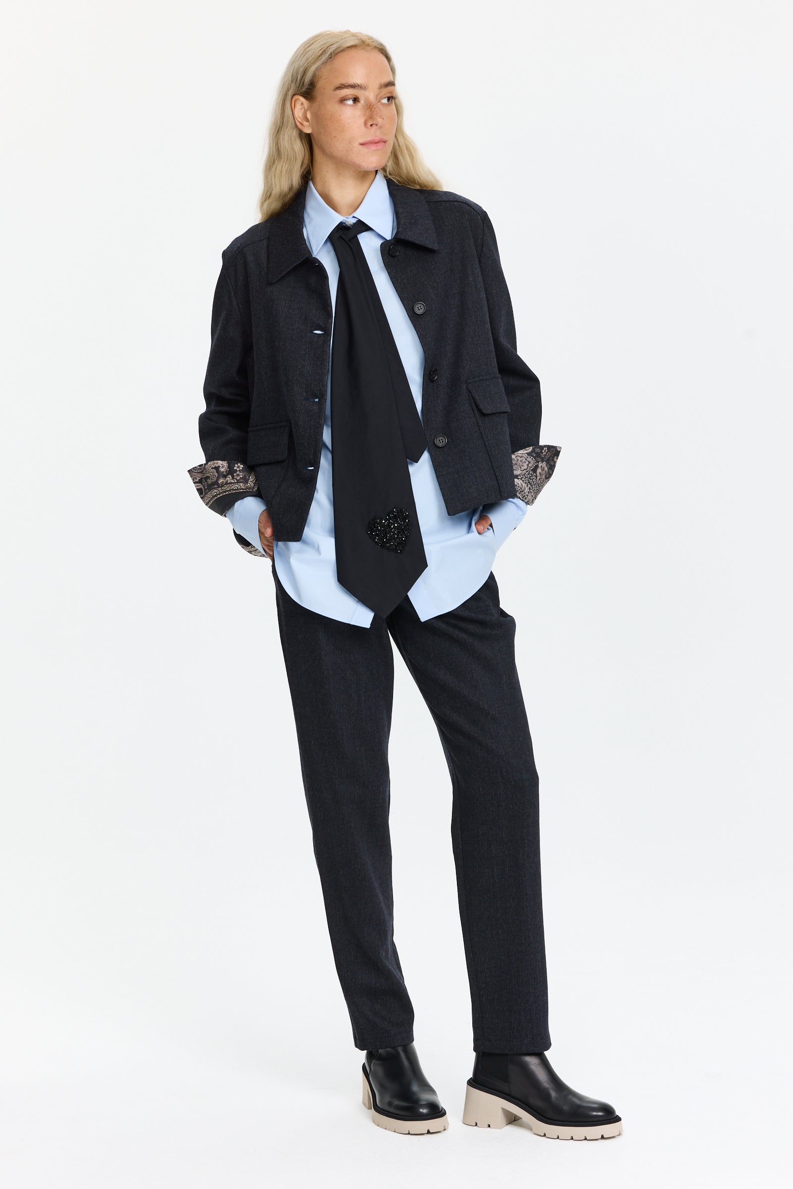 ז'קט צמר בגזרה קלאסית, עם סגירת כפתורים קדמית ותפרים נקיים, בצבע כחול כהההרכב בד: 99% צמר, 1% אלסטןהדוגמנית בגובה 1.75 ולובשת מידה 42 של Lorena Antoniazzi