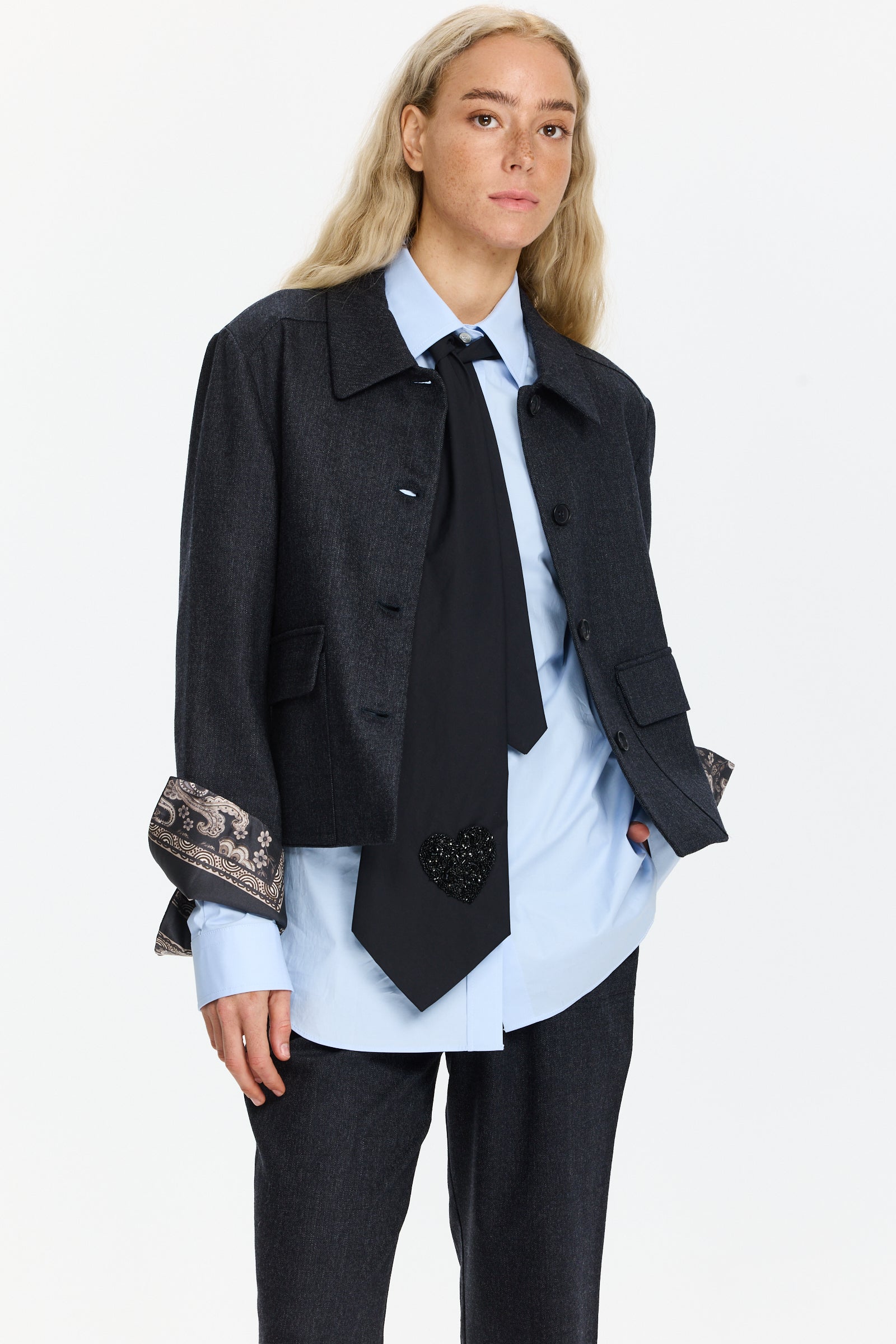 ז'קט צמר בגזרה קלאסית, עם סגירת כפתורים קדמית ותפרים נקיים, בצבע כחול כהההרכב בד: 99% צמר, 1% אלסטןהדוגמנית בגובה 1.75 ולובשת מידה 42 של Lorena Antoniazzi