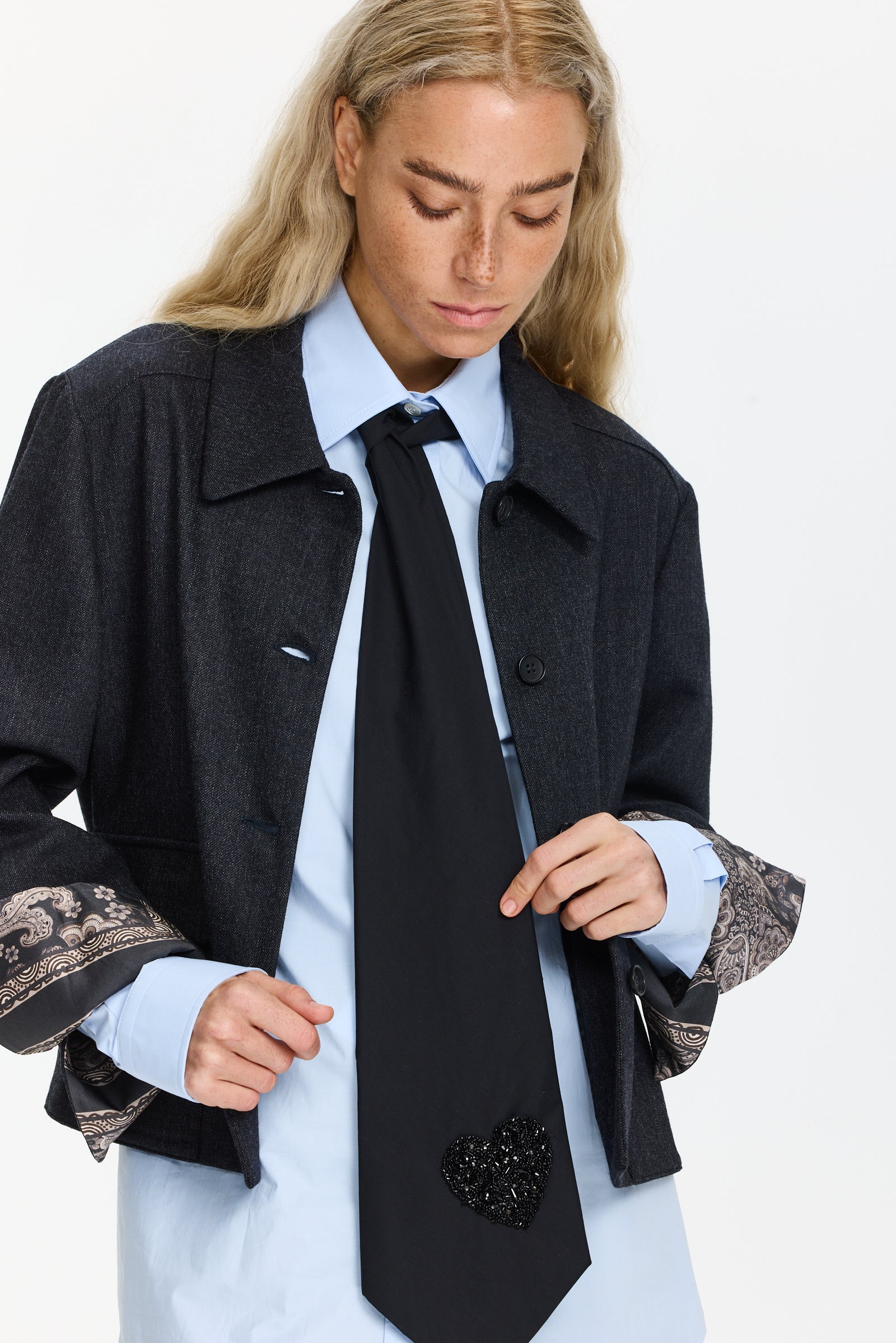 עניבה בצבע שחור עם קישוטי קריסטלים ועיצוב קצה מחודדהרכב בד: 94% כותנה, 6% אלסטןהדוגמנית בגובה 1.75 ולובשת מידה ONE SIZE של MOSCHINO