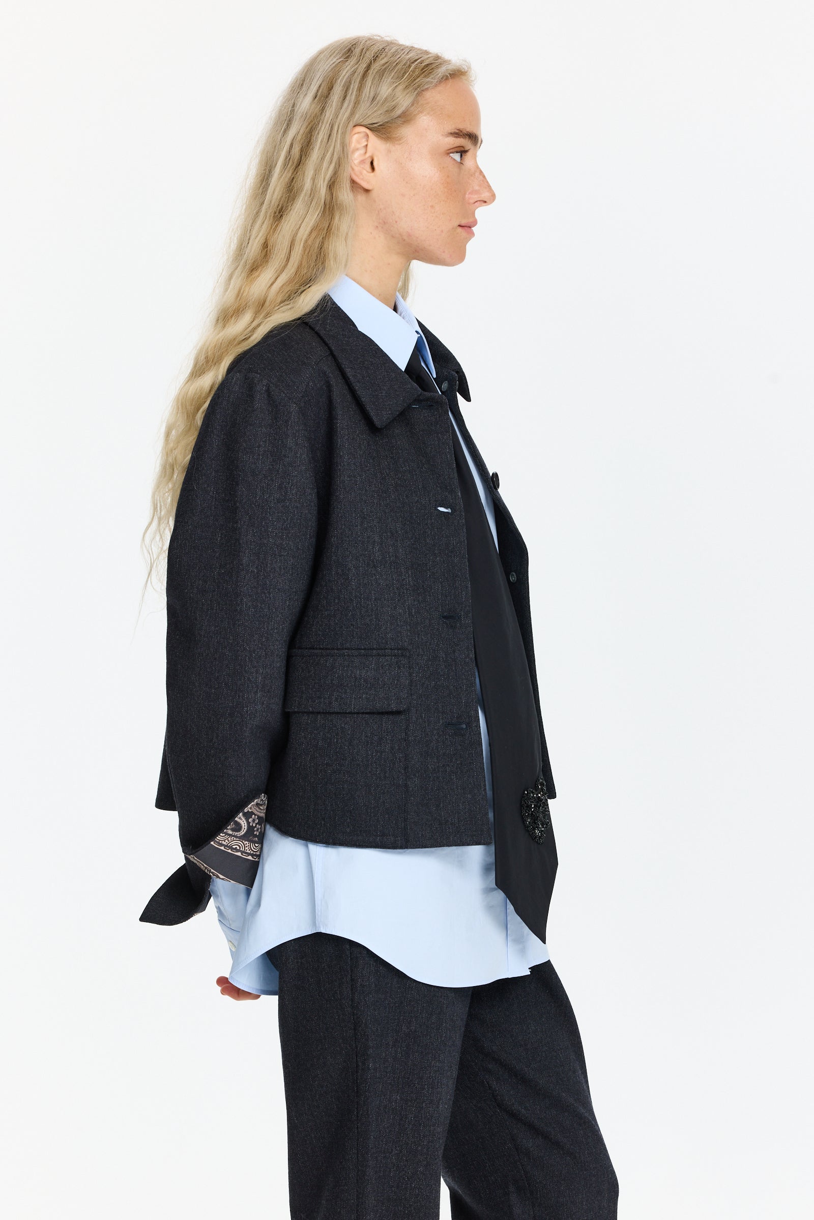 ז'קט צמר בגזרה קלאסית, עם סגירת כפתורים קדמית ותפרים נקיים, בצבע כחול כהההרכב בד: 99% צמר, 1% אלסטןהדוגמנית בגובה 1.75 ולובשת מידה 42 של Lorena Antoniazzi