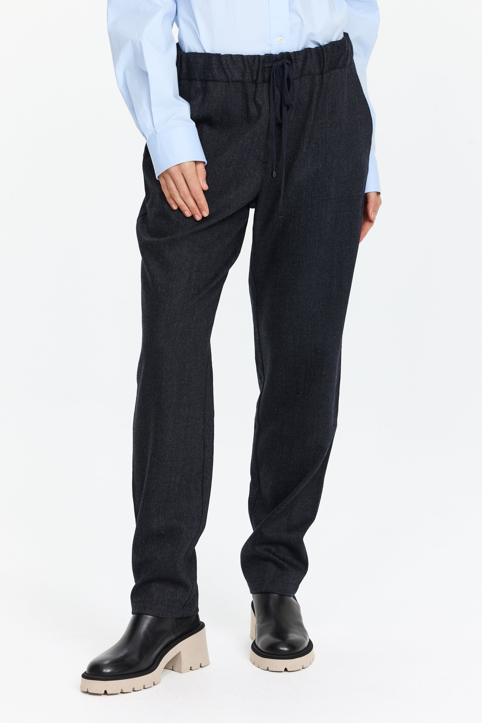 מכנסיים בגזרה ישרה בצבע כחול כהה עם מותן מתכוונן וחגורת שרוךהרכב בד: 98% צמר, 2% אלסטןהדוגמנית בגובה 1.75 ולובשת מידה 42 של Lorena Antoniazzi