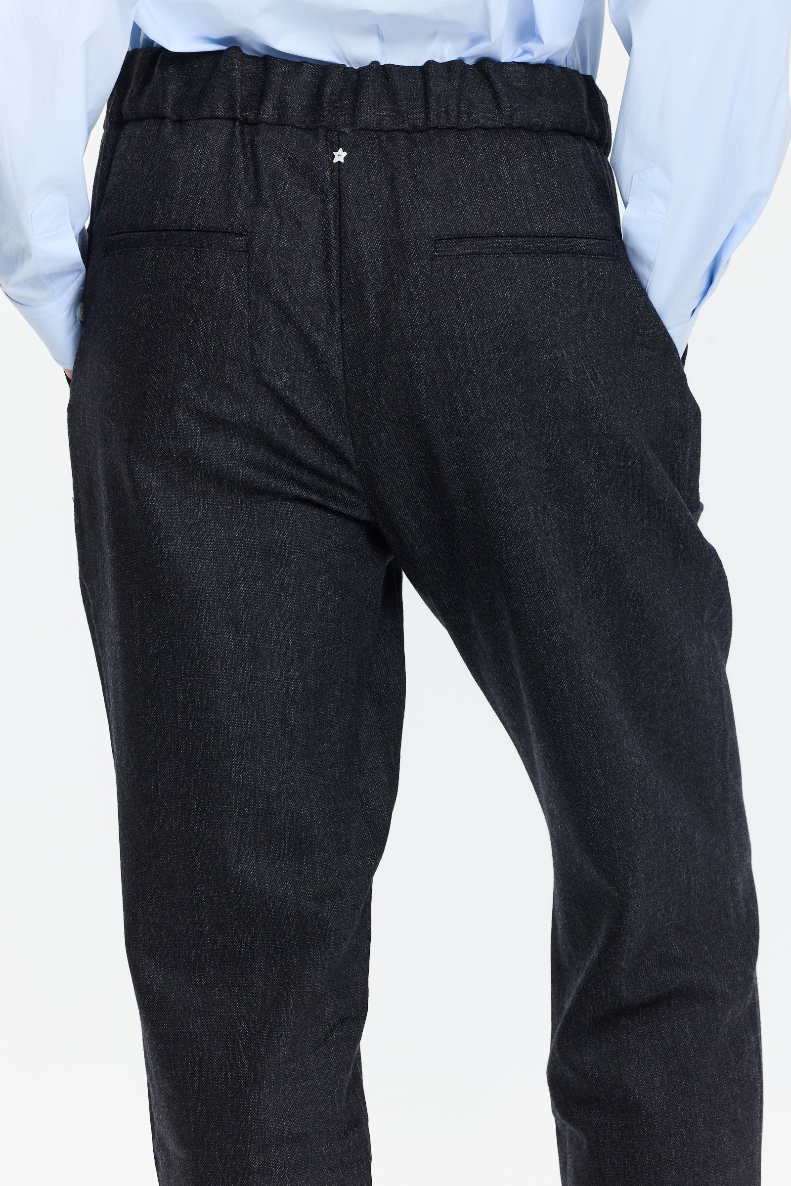 מכנסיים בגזרה ישרה בצבע כחול כהה עם מותן מתכוונן וחגורת שרוךהרכב בד: 98% צמר, 2% אלסטןהדוגמנית בגובה 1.75 ולובשת מידה 42 של Lorena Antoniazzi