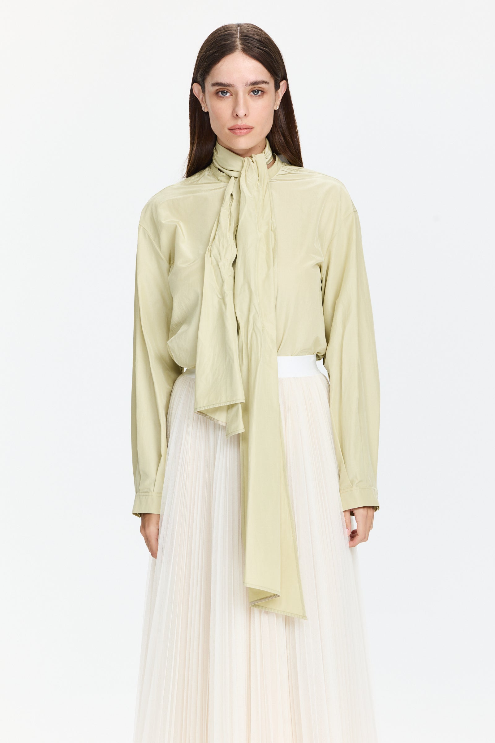 חולצה מכופתרת בגזרה ישרה עם סרט לקשירה בצווארוןהרכב: 52% פוליאסטר, 48% כותנה הדוגמנית בגובה 1.75 ולובשת מידה 0 של Forte Forte