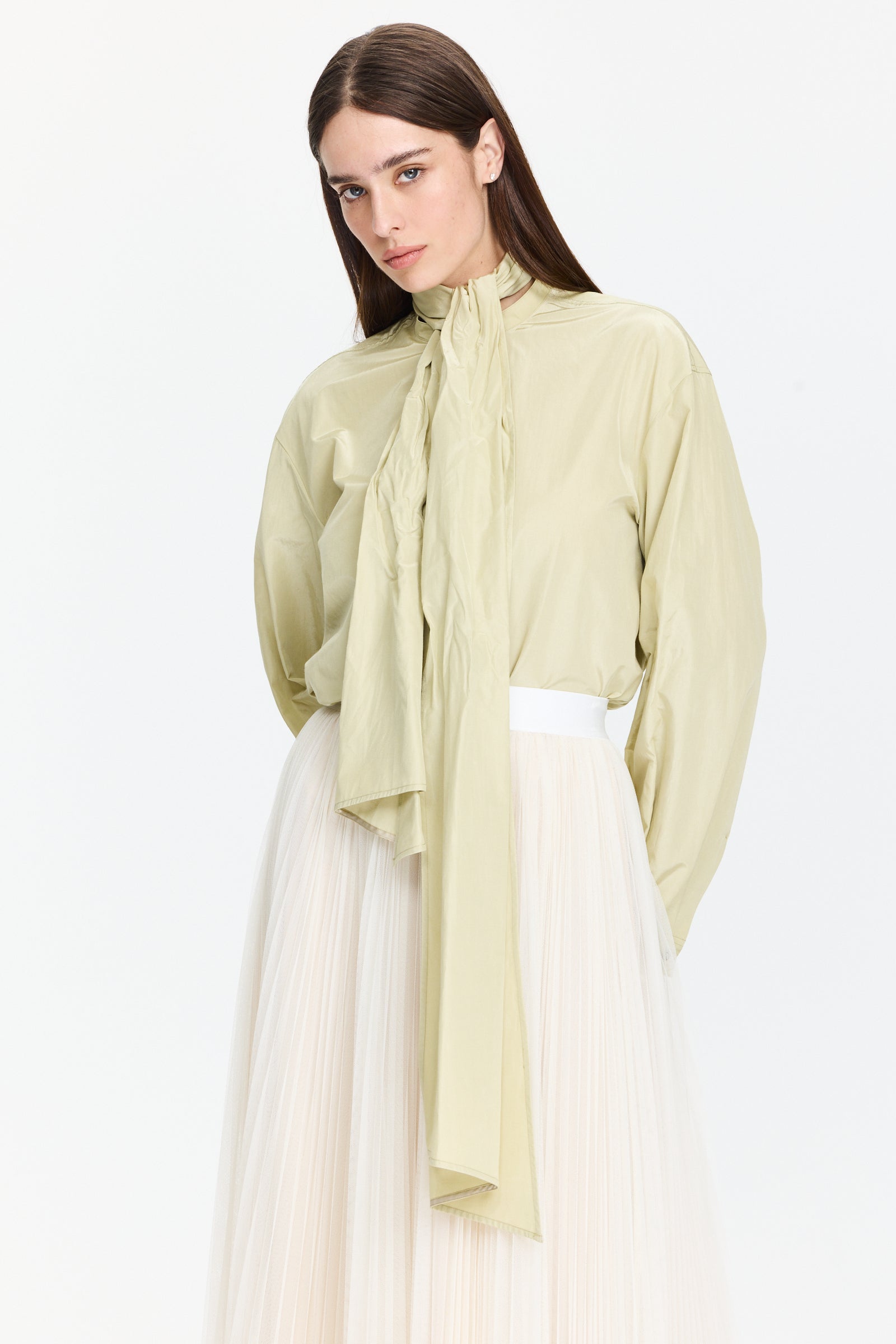 חולצה מכופתרת בגזרה ישרה עם סרט לקשירה בצווארוןהרכב: 52% פוליאסטר, 48% כותנה הדוגמנית בגובה 1.75 ולובשת מידה 0 של Forte Forte