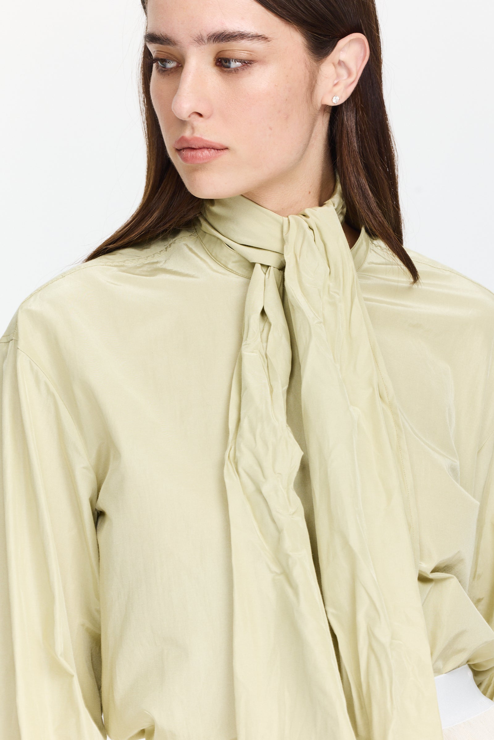 חולצה מכופתרת בגזרה ישרה עם סרט לקשירה בצווארוןהרכב: 52% פוליאסטר, 48% כותנה הדוגמנית בגובה 1.75 ולובשת מידה 0 של Forte Forte