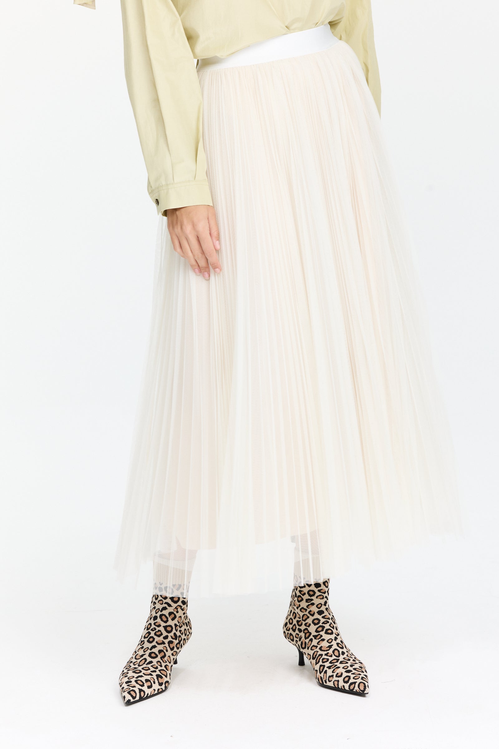 חצאית פליסה באורך מידי ובגזרה רחבה, עם שכבת טול וגומי במותנייםהרכב: 100% פוליאסטר הדוגמנית בגובה 1.75 ולובשת מידה 0 של Forte Forte