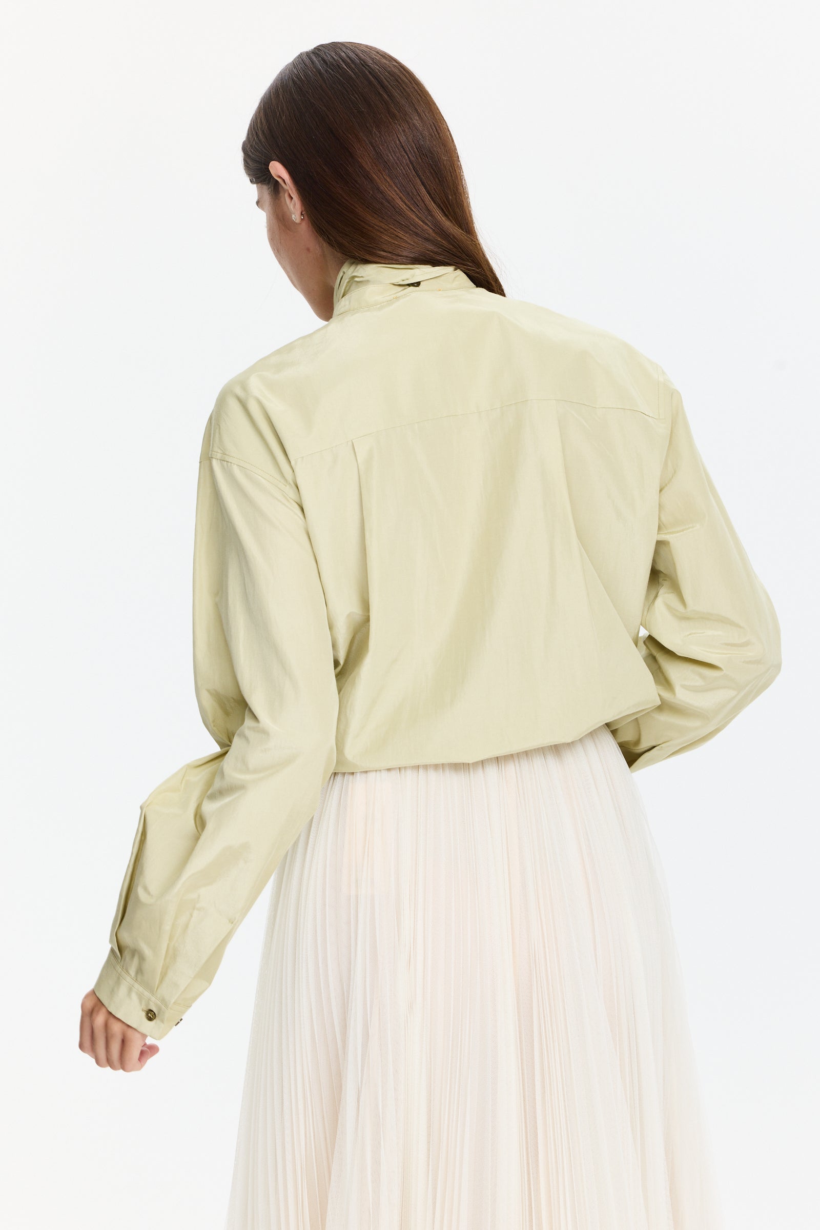 חולצה מכופתרת בגזרה ישרה עם סרט לקשירה בצווארוןהרכב: 52% פוליאסטר, 48% כותנה הדוגמנית בגובה 1.75 ולובשת מידה 0 של Forte Forte