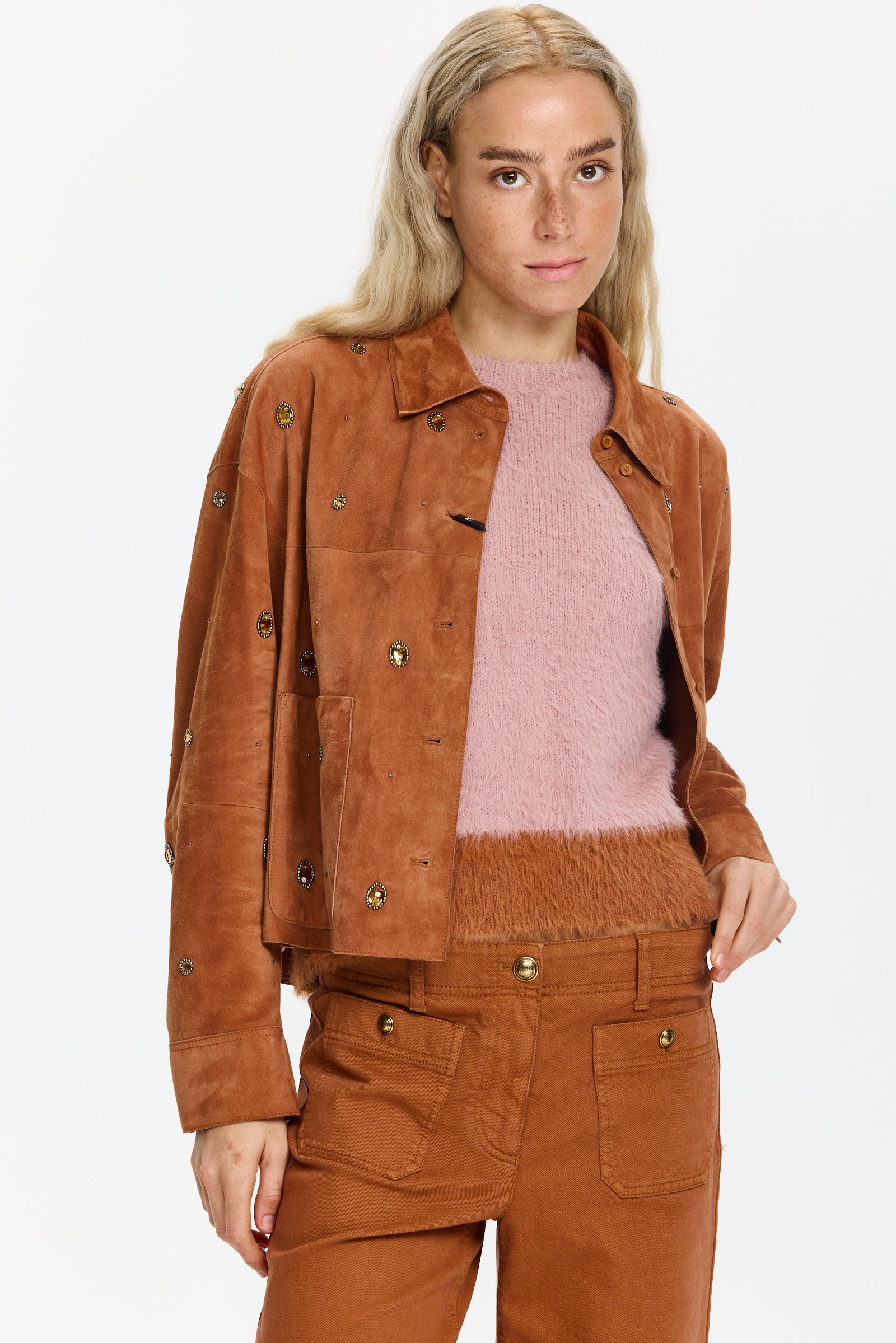 ז'קט זמש בצבע חמרה, בגזרה ישרה עם שיבוץ אבנים הרכב: 100% עורהדוגמנית בגובה 1.75 ולובשת מידה 40 של LUISA CERANO