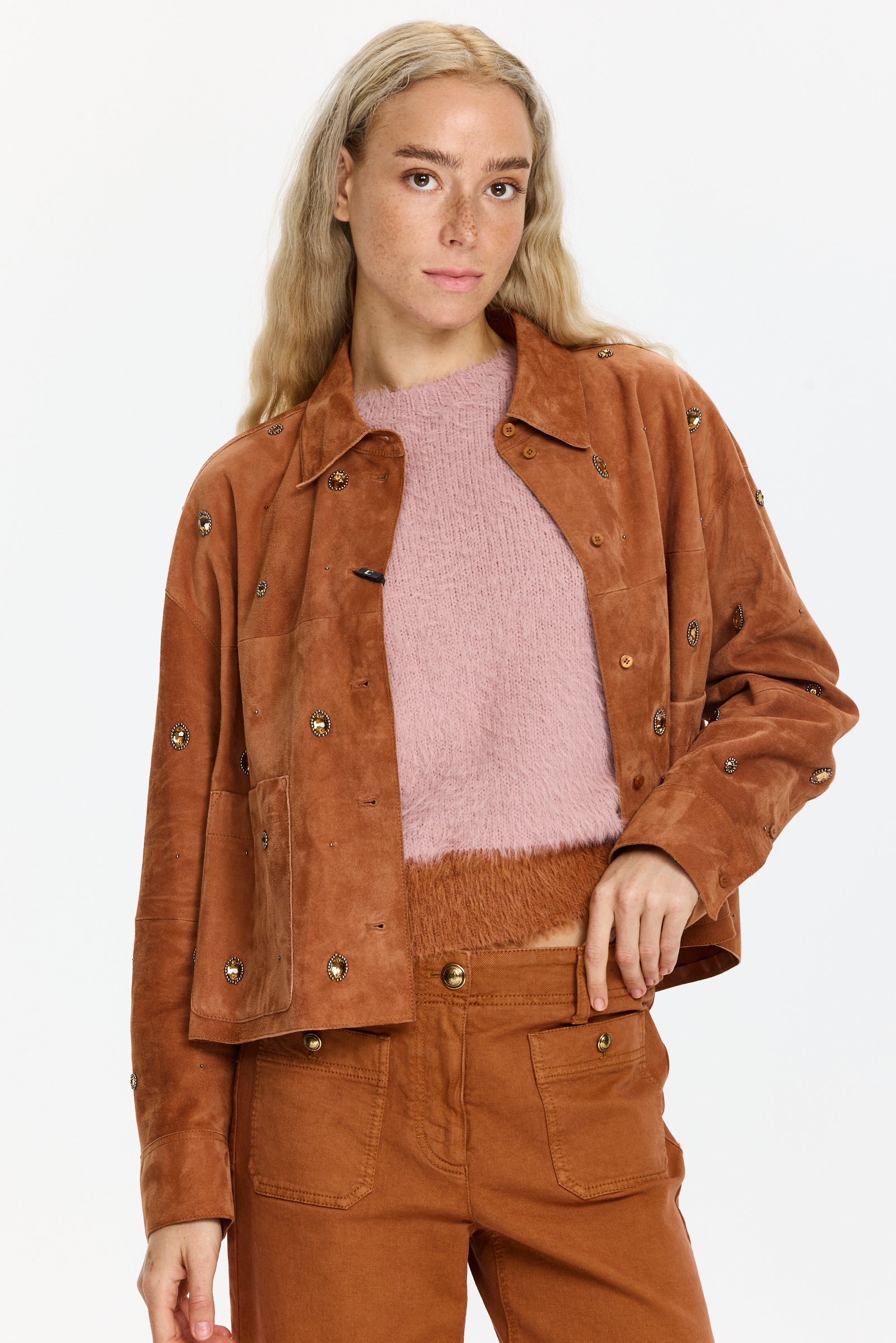 ז'קט זמש בצבע חמרה, בגזרה ישרה עם שיבוץ אבנים הרכב: 100% עורהדוגמנית בגובה 1.75 ולובשת מידה 40 של LUISA CERANO