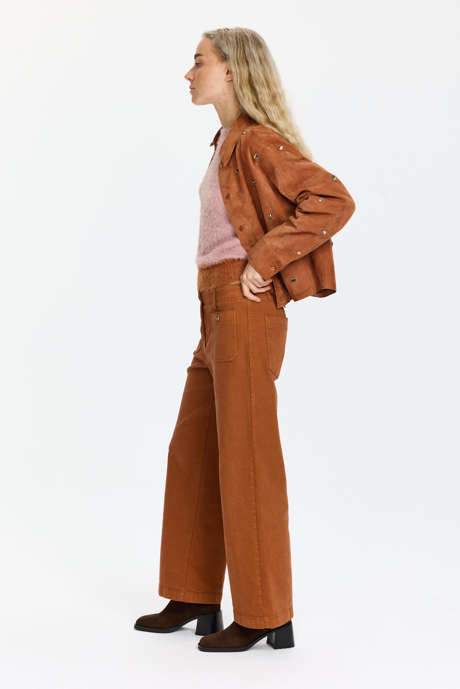 ז'קט זמש בצבע חמרה, בגזרה ישרה עם שיבוץ אבנים הרכב: 100% עורהדוגמנית בגובה 1.75 ולובשת מידה 40 של LUISA CERANO