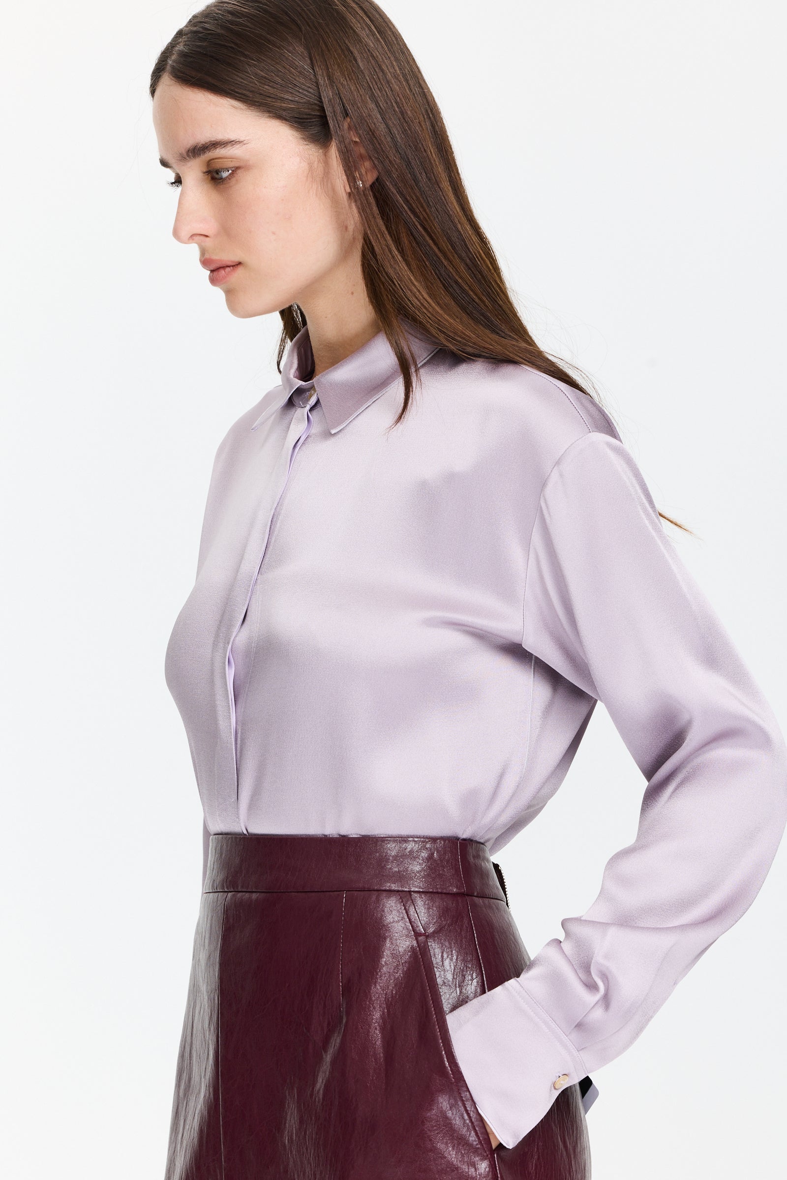 חולצת סאטן מכופתרת דקה ונעימה בגזרה רפויה עם כפתורים נסתרים וצווארון קלאסיהרכב: 74% סאטן אצטט, 26% ויסקוזההדוגמנית בגובה 1.75 ולובשת מידה I של Forte Forte