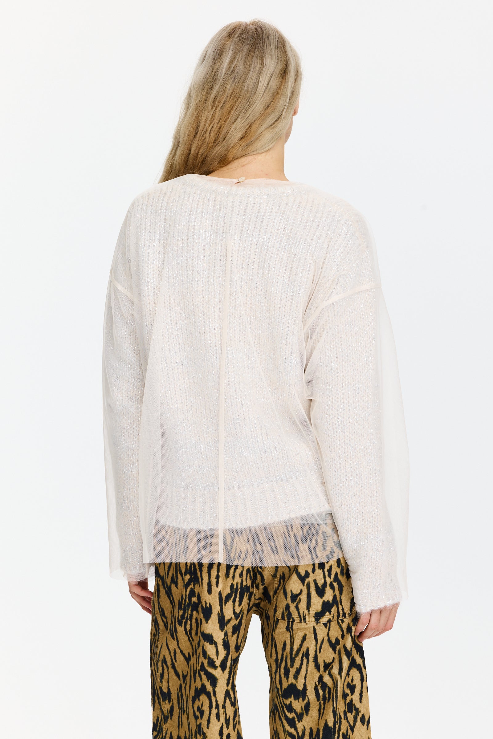 סריג בגזרה רחבה בשילוב טול ולורקס, עם כפתור פנינה גב. הטול ניתן להסרההרכב בד: 64% פוליאמיד, 18% מוהר, 13% פוליאסטר מטאלי, 8% צמר בתוליהדוגמנית בגובה 1.75 ולובשת מידה 0 של Forte Forte