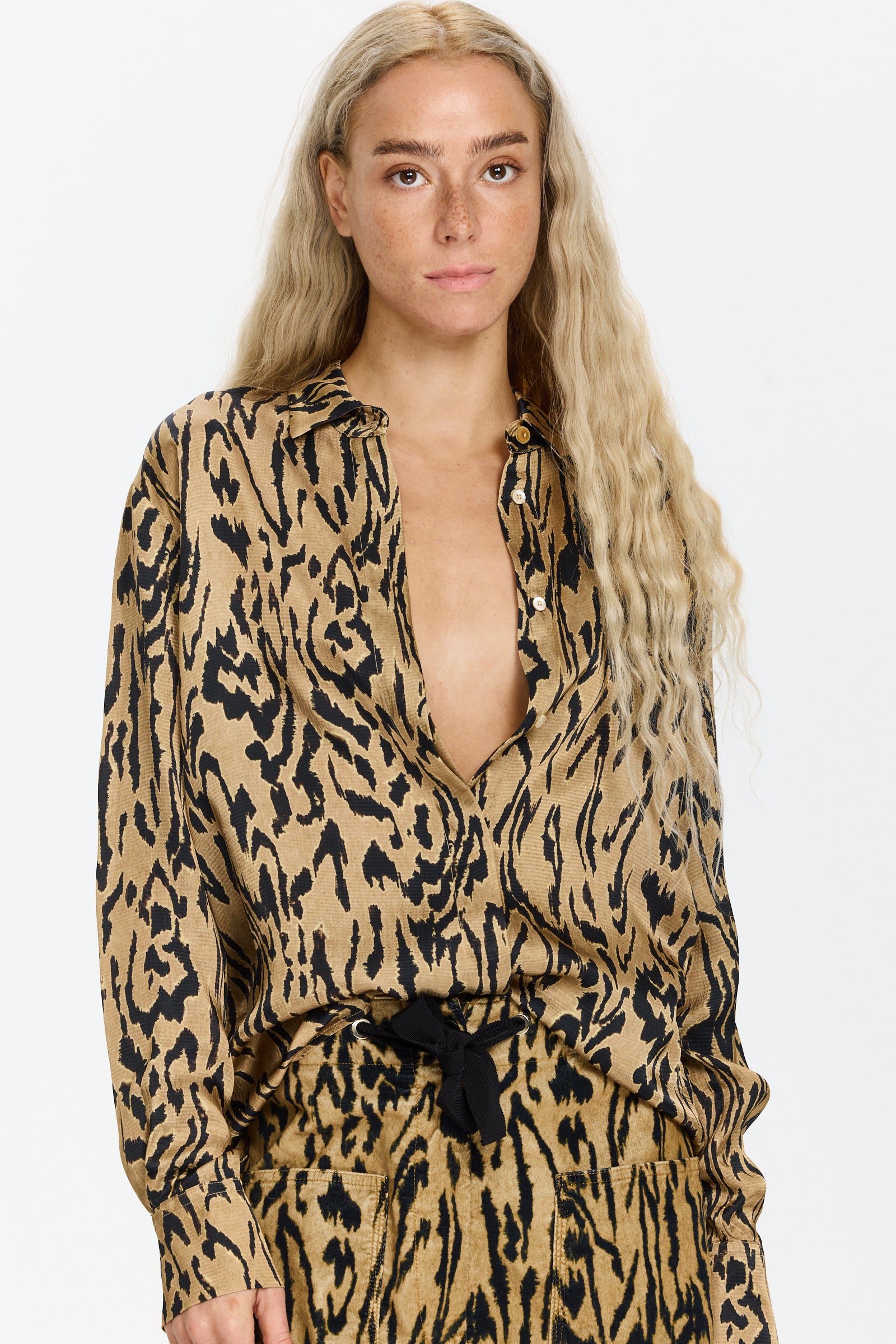 חולצה מכופתרת דקה ונעימה בגזרה רפויההרכב: 73% כותנה, 27% משיהדוגמנית בגובה 1.75 ולובשת מידה 0 של Forte Forte