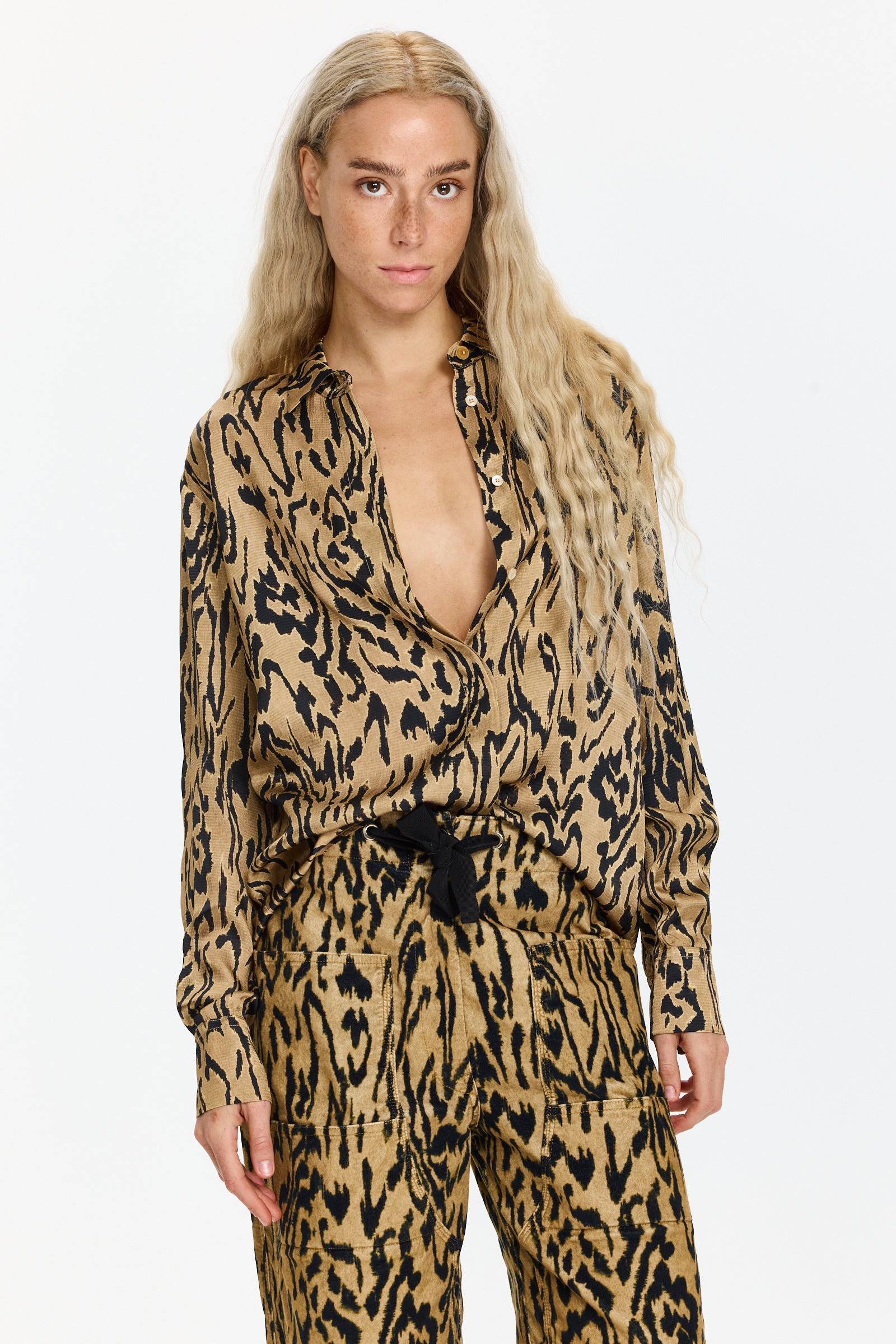 חולצה מכופתרת דקה ונעימה בגזרה רפויההרכב: 73% כותנה, 27% משיהדוגמנית בגובה 1.75 ולובשת מידה 0 של Forte Forte