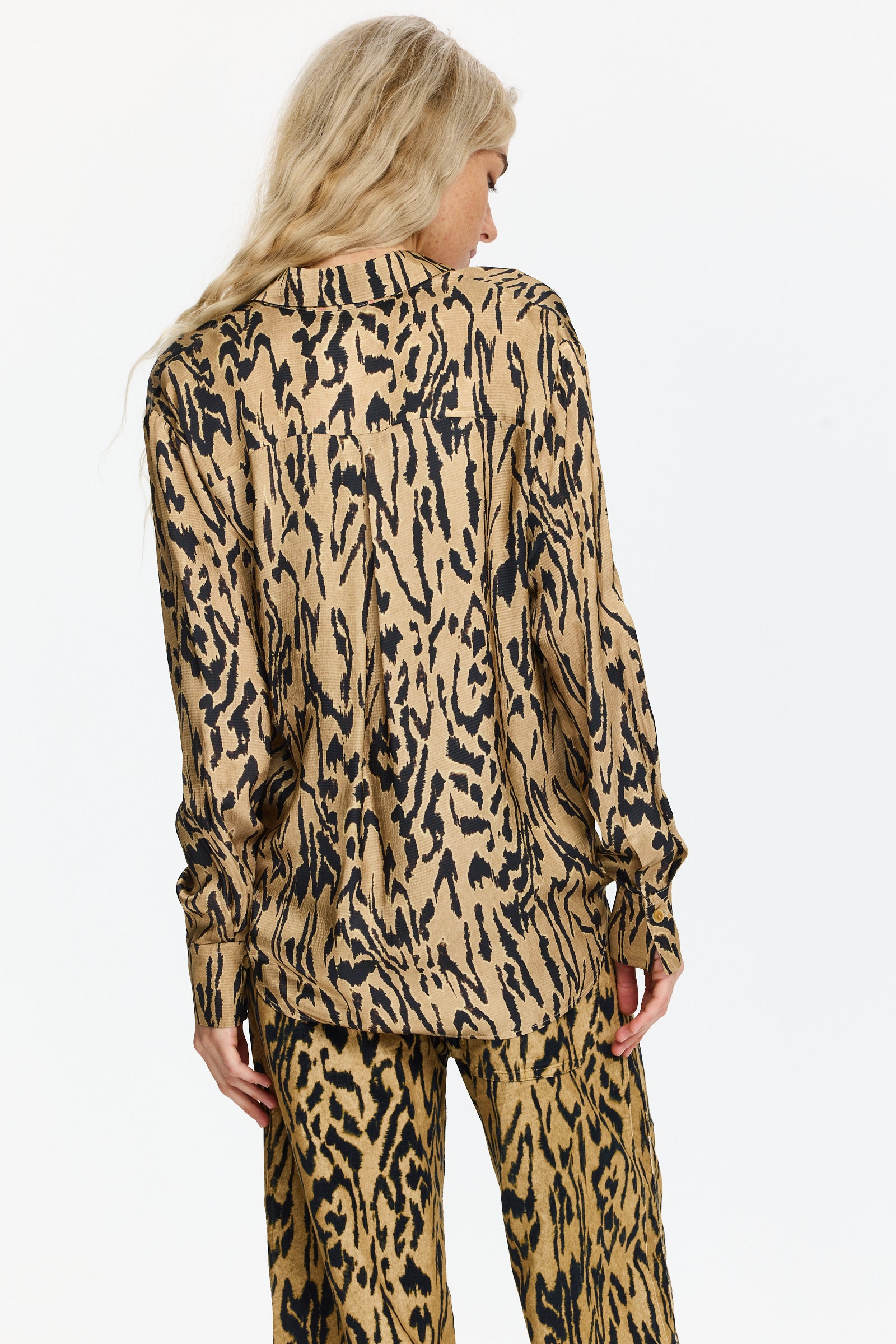 חולצה מכופתרת דקה ונעימה בגזרה רפויההרכב: 73% כותנה, 27% משיהדוגמנית בגובה 1.75 ולובשת מידה 0 של Forte Forte