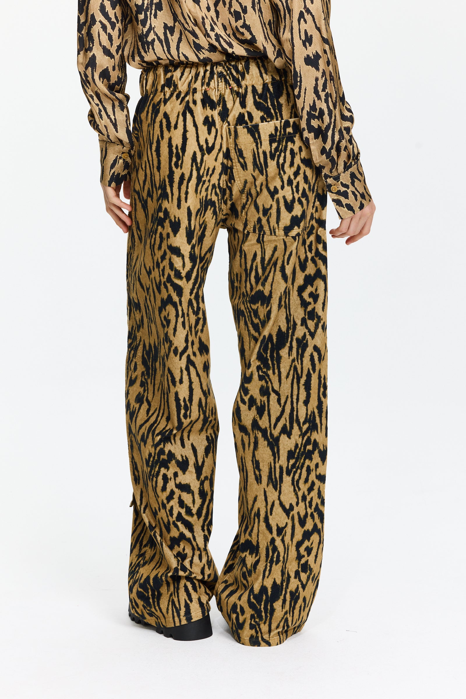 מכנסי קרגו מקטיפה עם הדפס שחור וטקסטורה עדינה.בעלי גזרה רחבה, כיסים צדיים, מותן עם גומי ושרוך קשירההרכב: 97% כותנה, 3% אלסטןהדוגמנית בגובה 1.75 ולובשת מידה 0 של Forte Forte