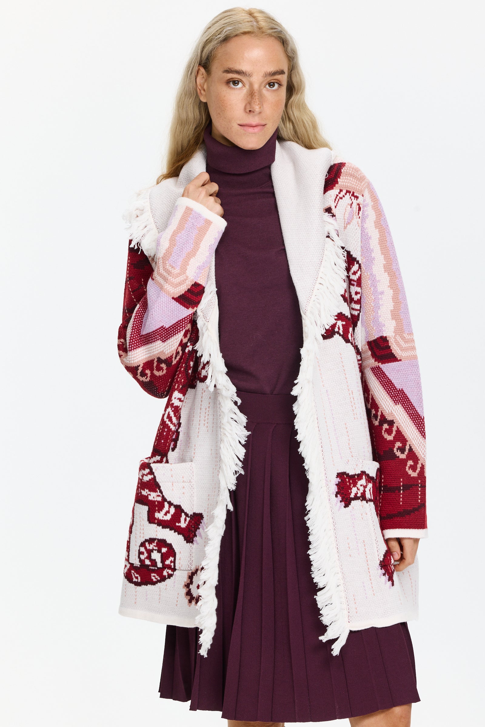 קרדיגן ארוך בסריג ג’קארד, עם כיסים קדמיים, חגורה תואמת, ופרנזים בקצה הרכב בד: 100% צמר מרינוהדוגמנית בגובה 1.75 ולובשת מידה M של Hayley Menzies