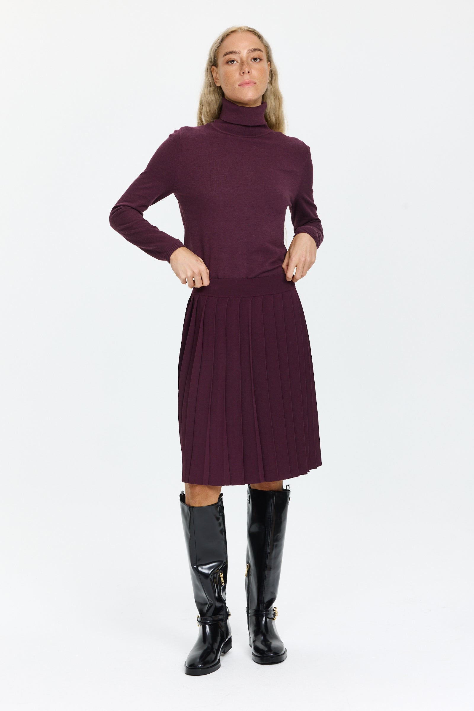 חצאית קפלים בגזרה ישרה, עם גומי במותניים הרכב הבד: 75% ויסקוזה, 25% פוליאמידהדוגמנית בגובה 1.75 ולובשת מידה 36 של Riani