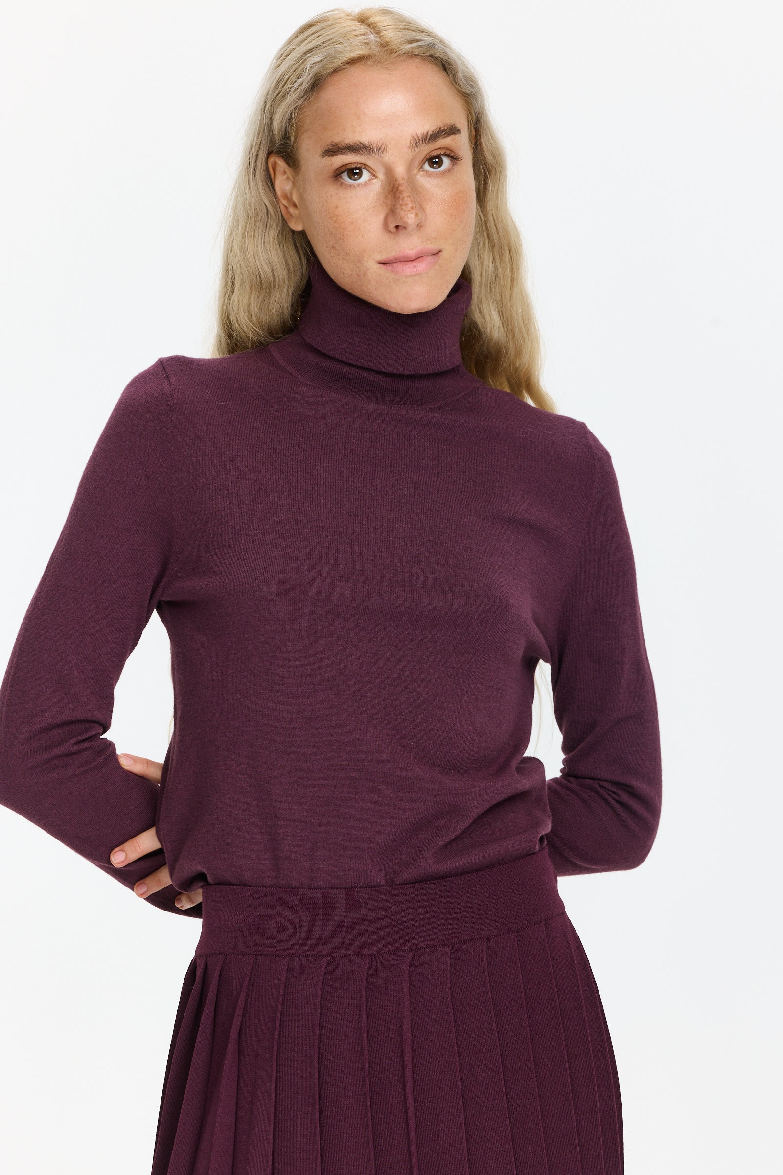 סריג גולף בגזרה צמודההרכב בד: 43% ויסקוזה, 42% פוליאמיד, 15% צמרהדוגמנית בגובה 1.75 ולובשת מידה 36 של Luisa Cerano