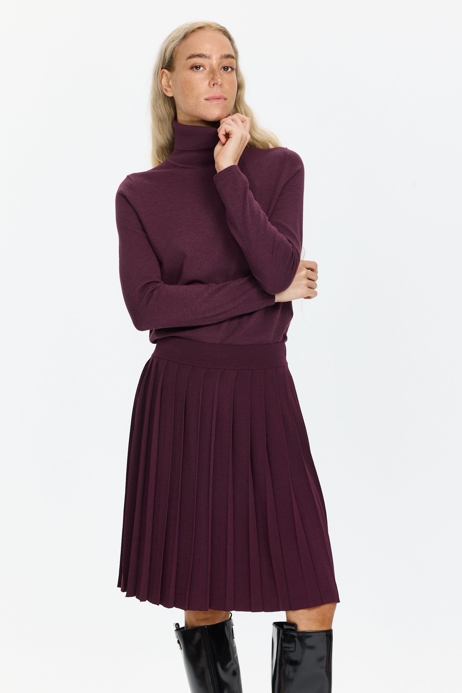 חצאית קפלים בגזרה ישרה, עם גומי במותניים הרכב הבד: 75% ויסקוזה, 25% פוליאמידהדוגמנית בגובה 1.75 ולובשת מידה 36 של Riani