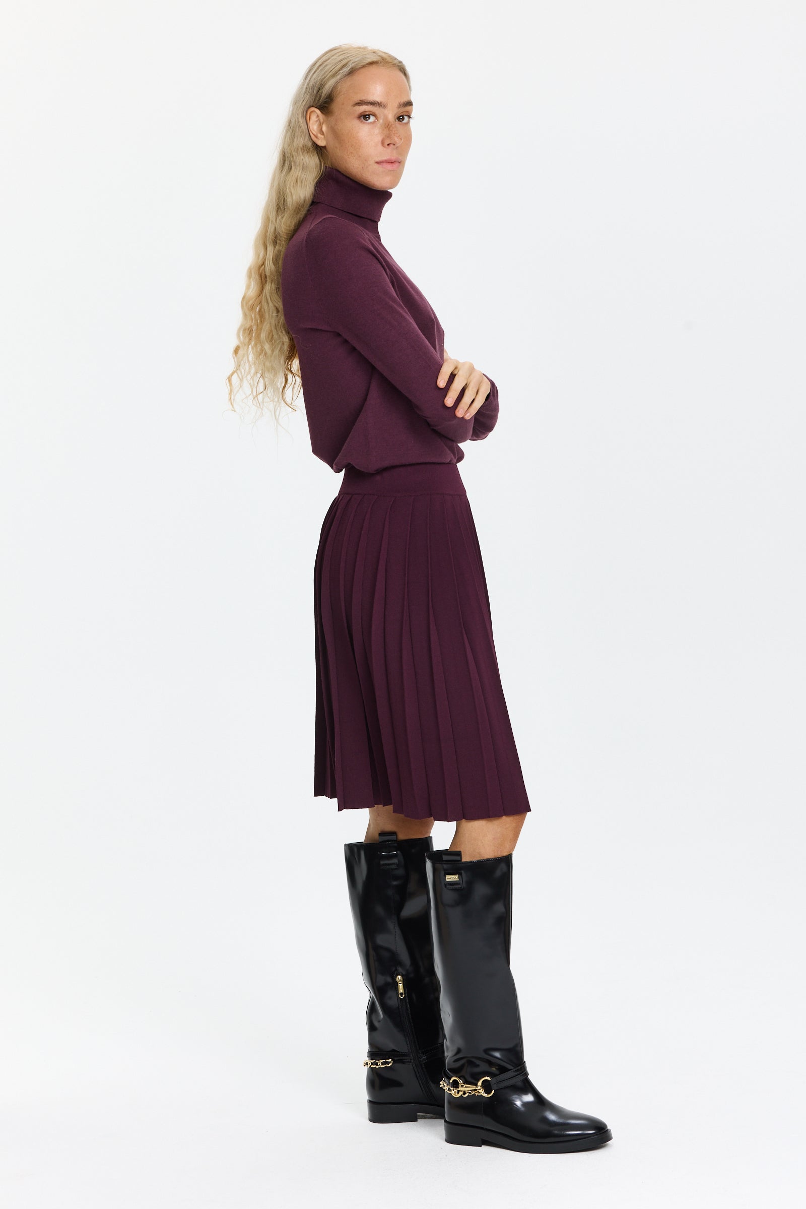 חצאית קפלים בגזרה ישרה, עם גומי במותניים הרכב הבד: 75% ויסקוזה, 25% פוליאמידהדוגמנית בגובה 1.75 ולובשת מידה 36 של Riani