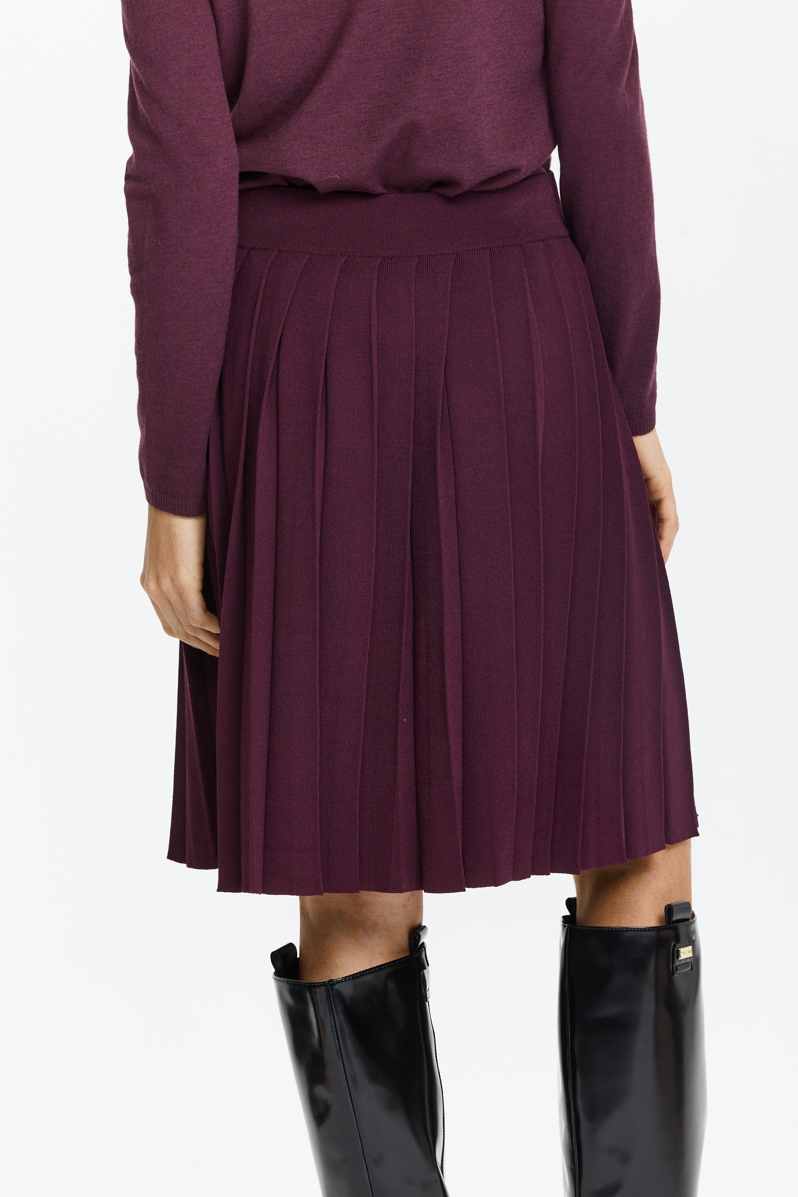 חצאית קפלים בגזרה ישרה, עם גומי במותניים הרכב הבד: 75% ויסקוזה, 25% פוליאמידהדוגמנית בגובה 1.75 ולובשת מידה 36 של Riani