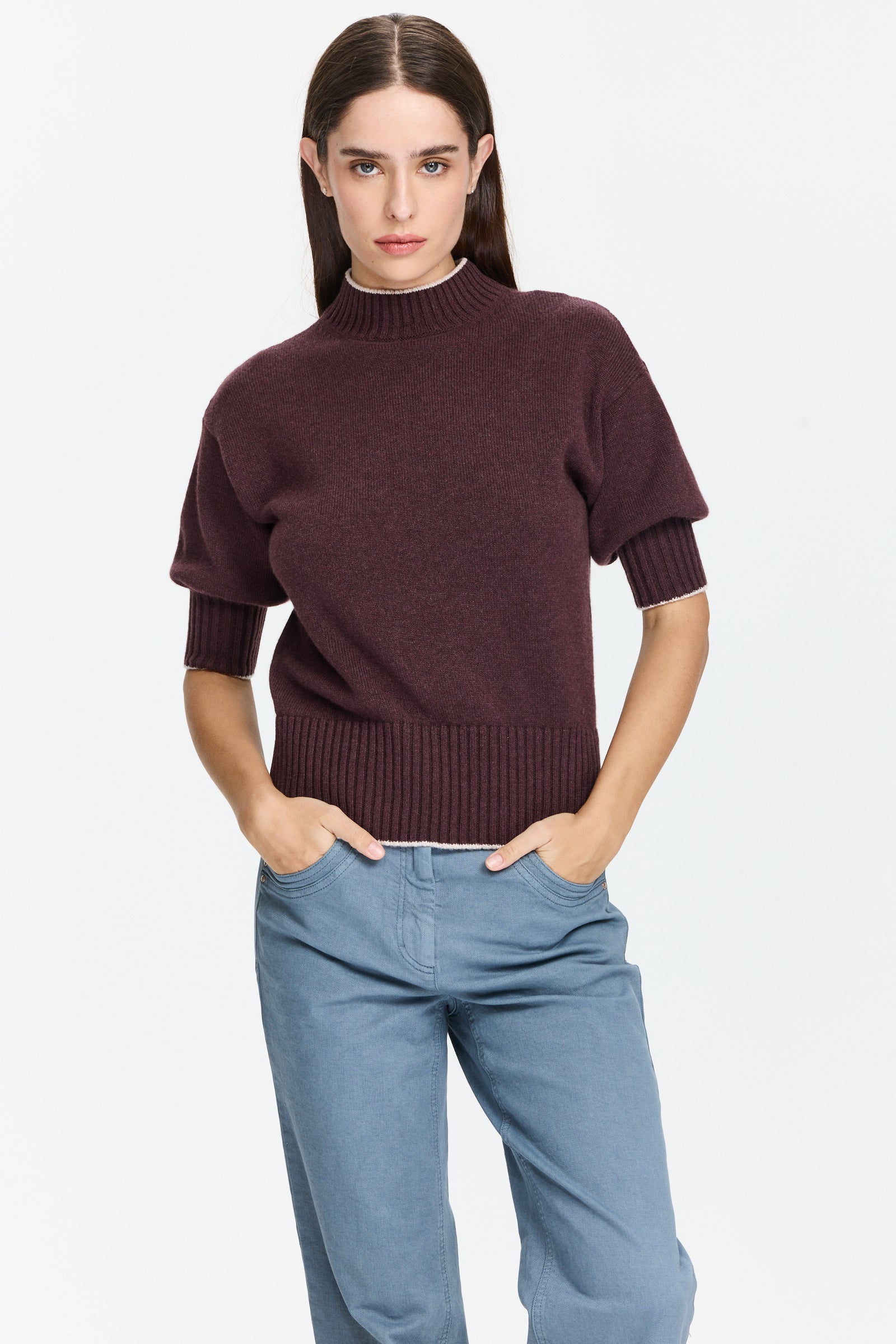 סריג רך ונעים עם שרוולים קצרים בגוון חום בורדוהרכב הבד: 100% קשמיר הדוגמנית בגובה 1.75 ולובשת מידה S של Eleventy