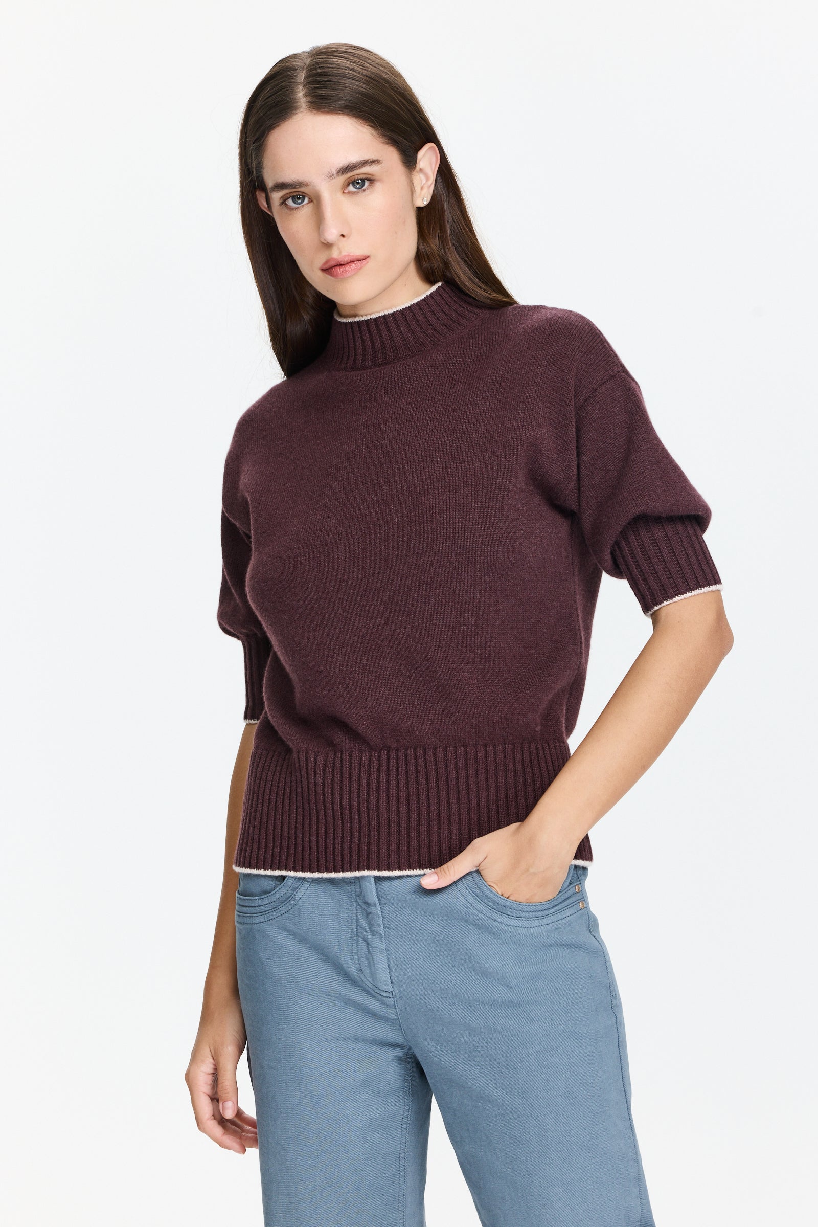 סריג רך ונעים עם שרוולים קצרים בגוון חום בורדוהרכב הבד: 100% קשמיר הדוגמנית בגובה 1.75 ולובשת מידה S של Eleventy