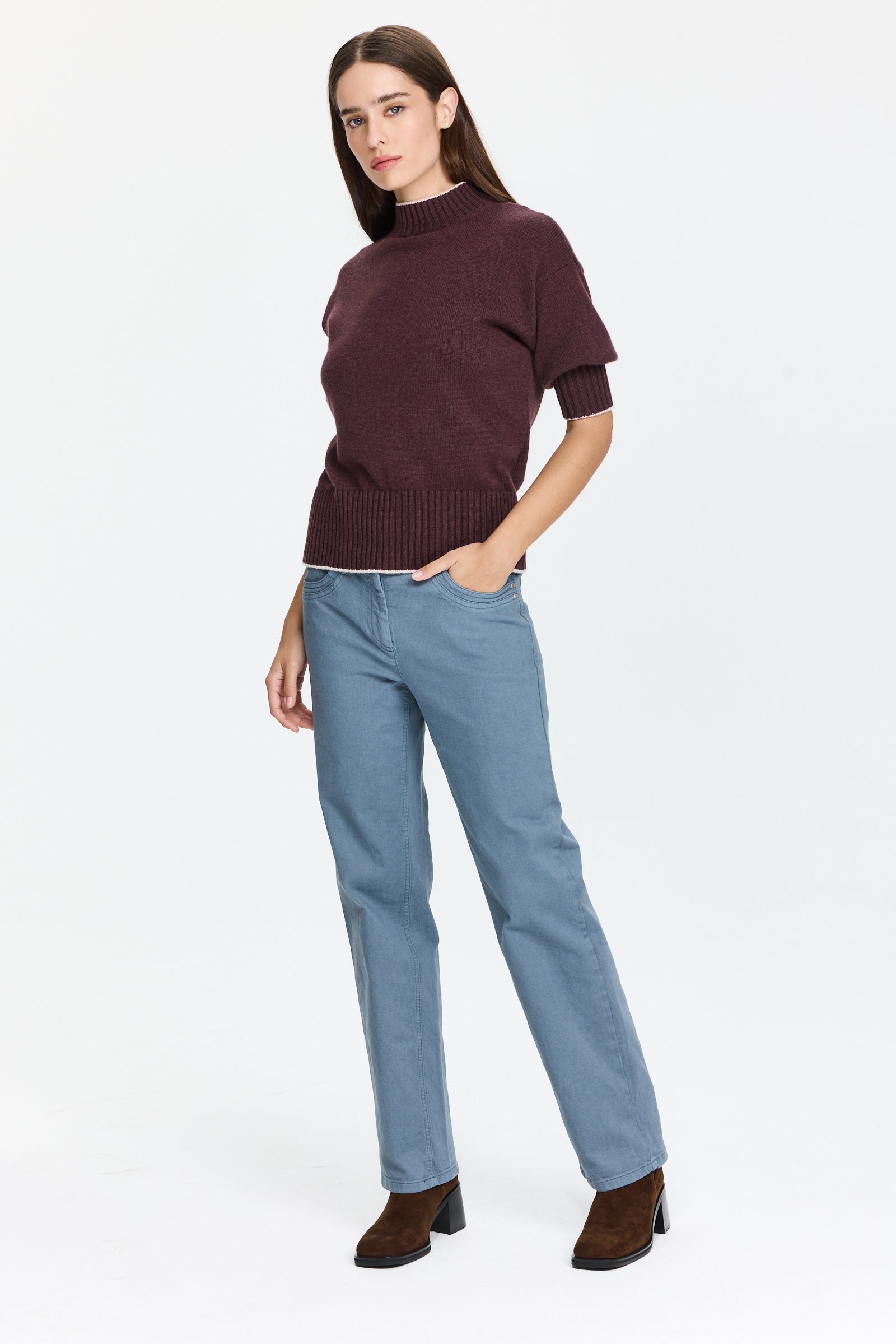 סריג רך ונעים עם שרוולים קצרים בגוון חום בורדוהרכב הבד: 100% קשמיר הדוגמנית בגובה 1.75 ולובשת מידה S של Eleventy