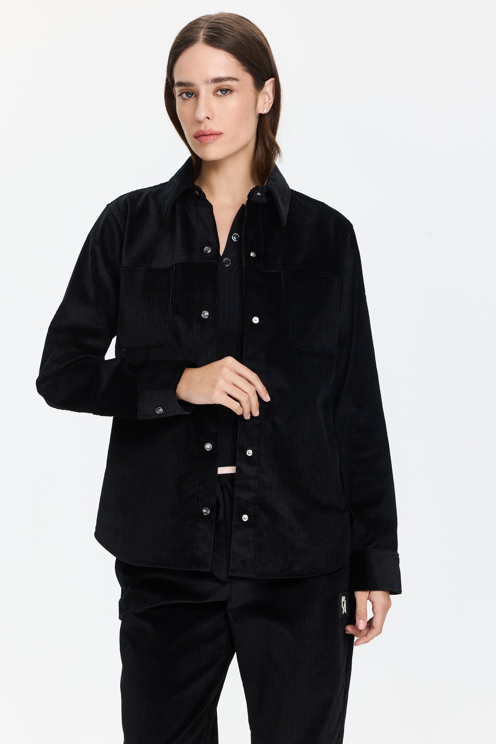 חולצת קורדרוי בגזרה רחבה עם כפתורי לחיצה וצווארון קלאסיהרכב בד: 98% כותנה, 2% אלסטן הדוגמנית בגובה 1.75 ולובשת מידה 42 של Lorena Antoniazzi