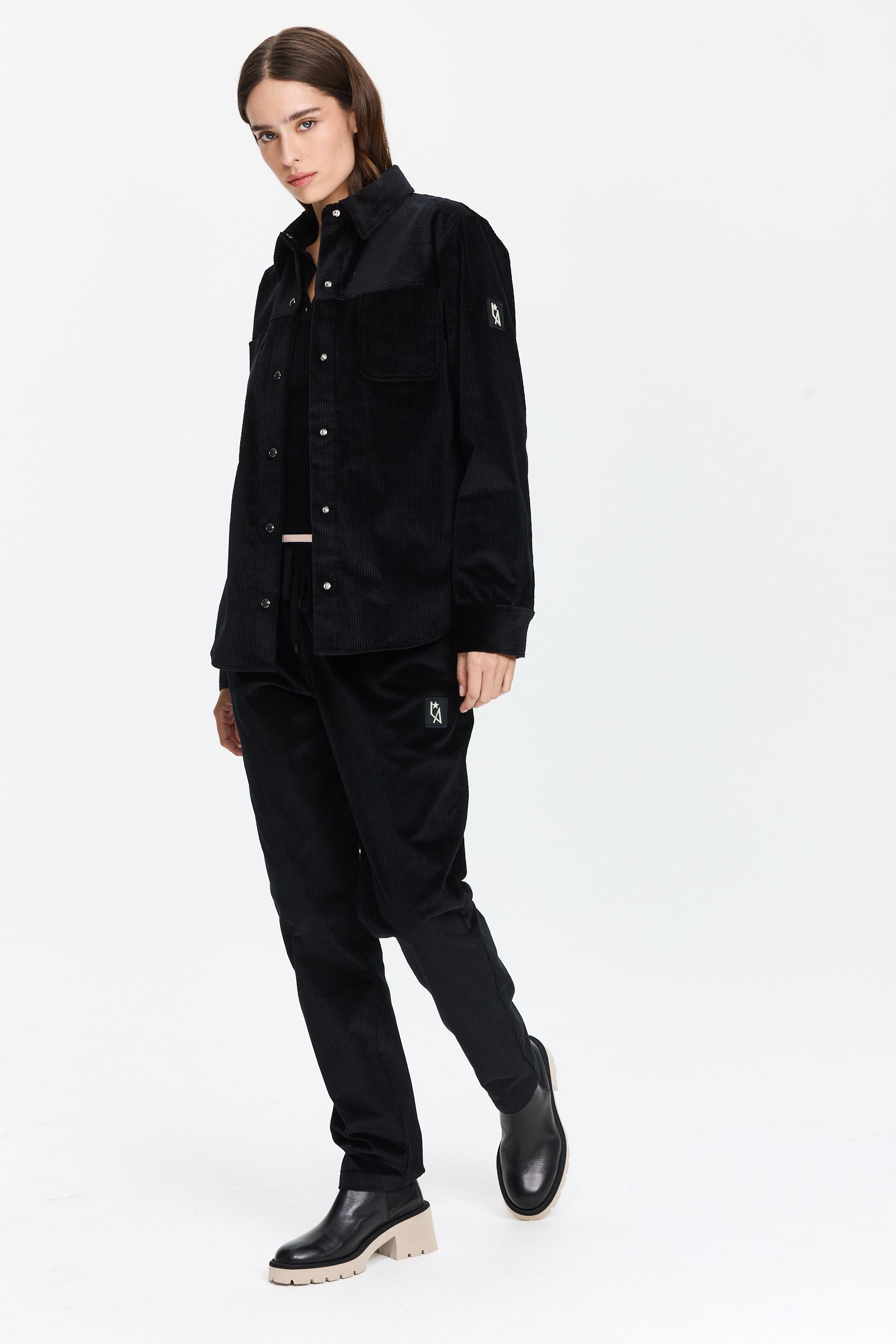 חולצת קורדרוי בגזרה רחבה עם כפתורי לחיצה וצווארון קלאסיהרכב בד: 98% כותנה, 2% אלסטן הדוגמנית בגובה 1.75 ולובשת מידה 42 של Lorena Antoniazzi