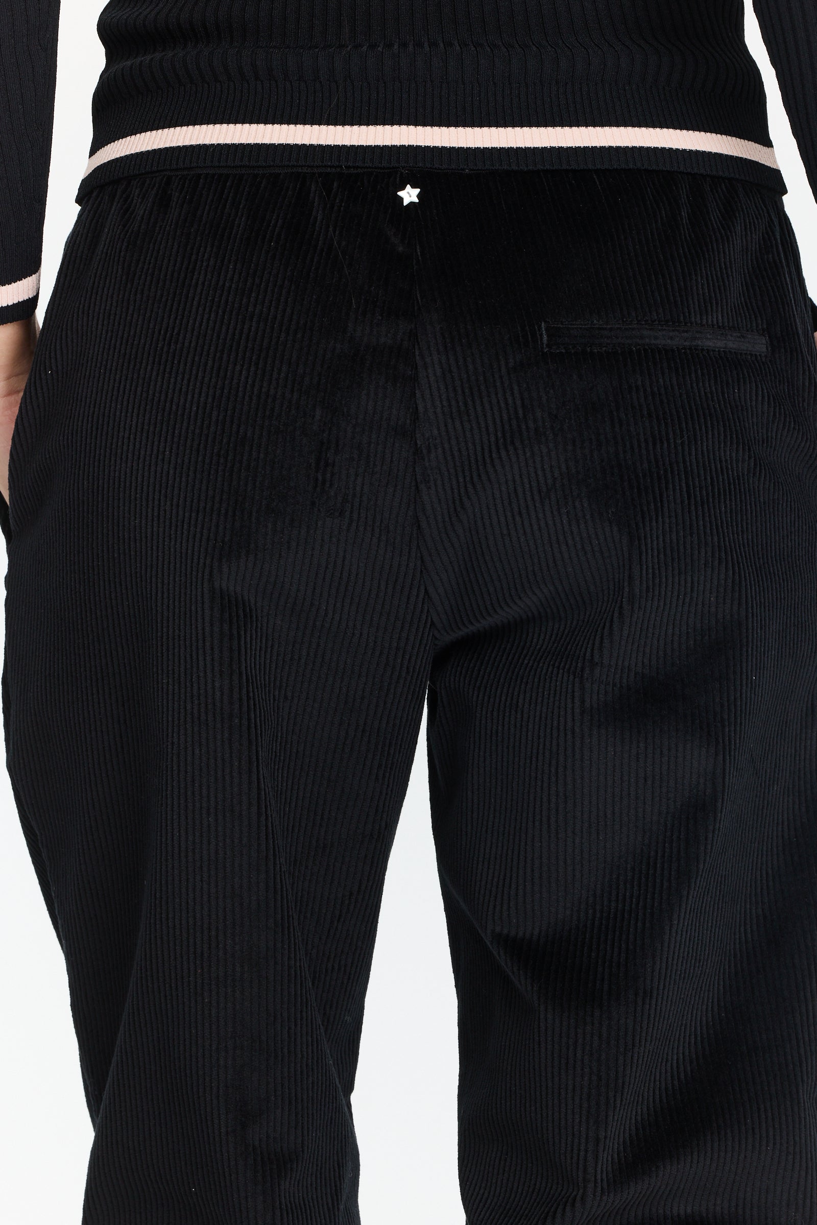 מכנסיי קורדרוי בגזרה צמודה, עם גומי במותניים וכיסים צדדייםהרכב בד: 98% כותנה, 2% אלסטן הדוגמנית בגובה 1.75 ולובשת מידה 42 של Lorena Antoniazzi