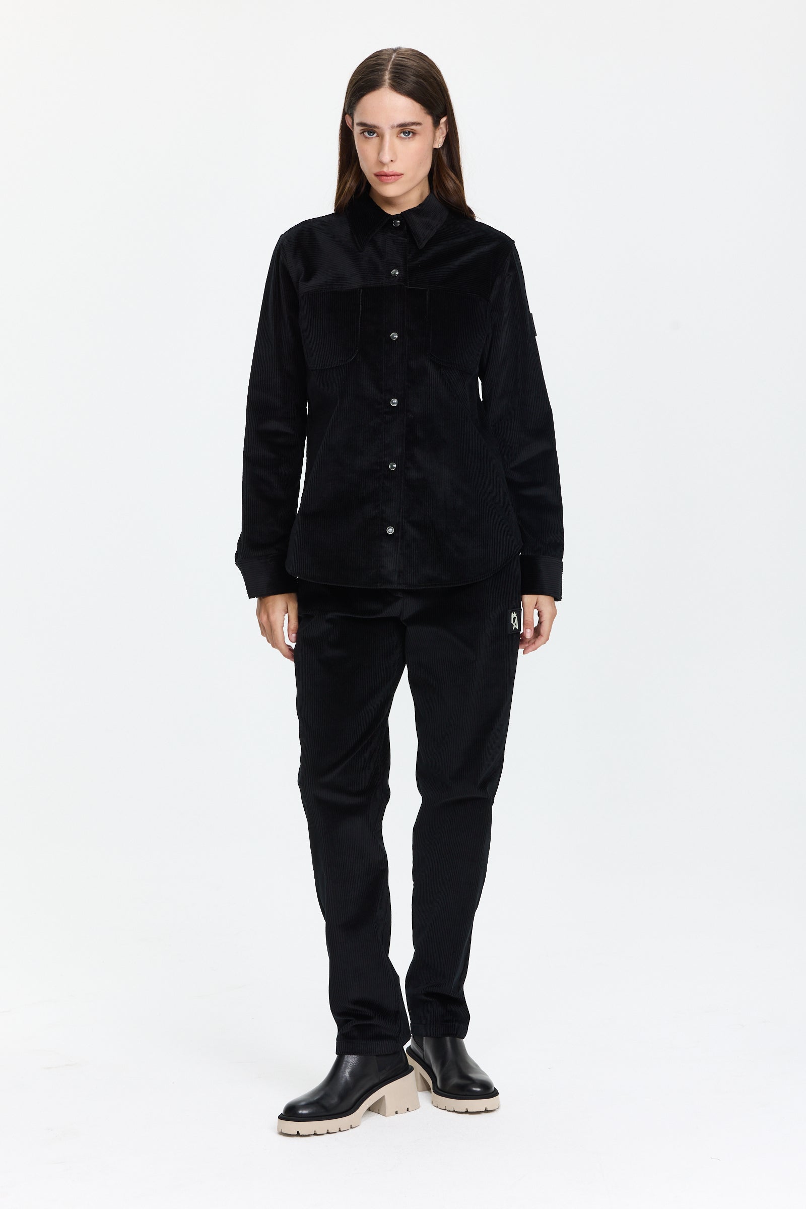 מכנסיי קורדרוי בגזרה צמודה, עם גומי במותניים וכיסים צדדייםהרכב בד: 98% כותנה, 2% אלסטן הדוגמנית בגובה 1.75 ולובשת מידה 42 של Lorena Antoniazzi