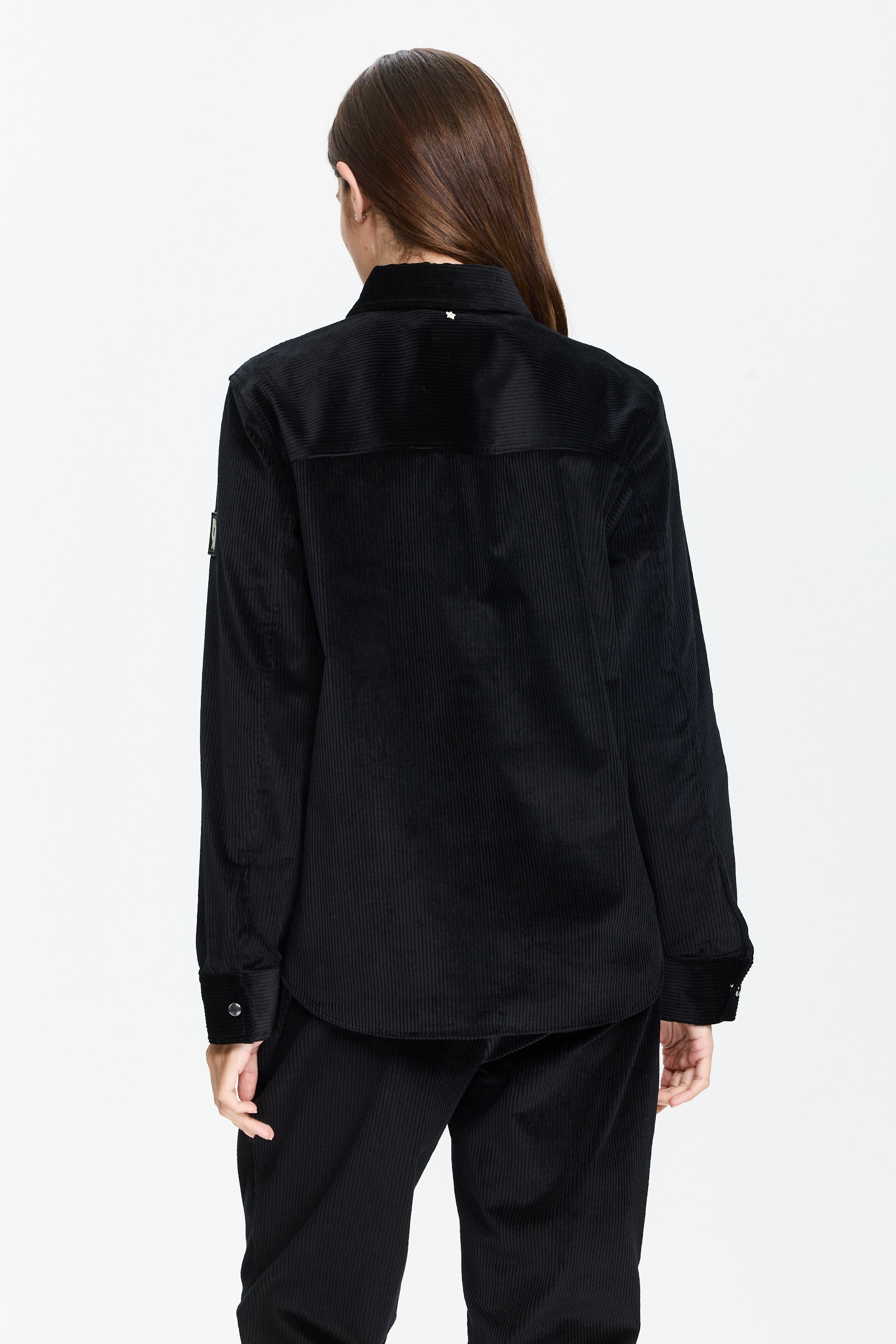 חולצת קורדרוי בגזרה רחבה עם כפתורי לחיצה וצווארון קלאסיהרכב בד: 98% כותנה, 2% אלסטן הדוגמנית בגובה 1.75 ולובשת מידה 42 של Lorena Antoniazzi