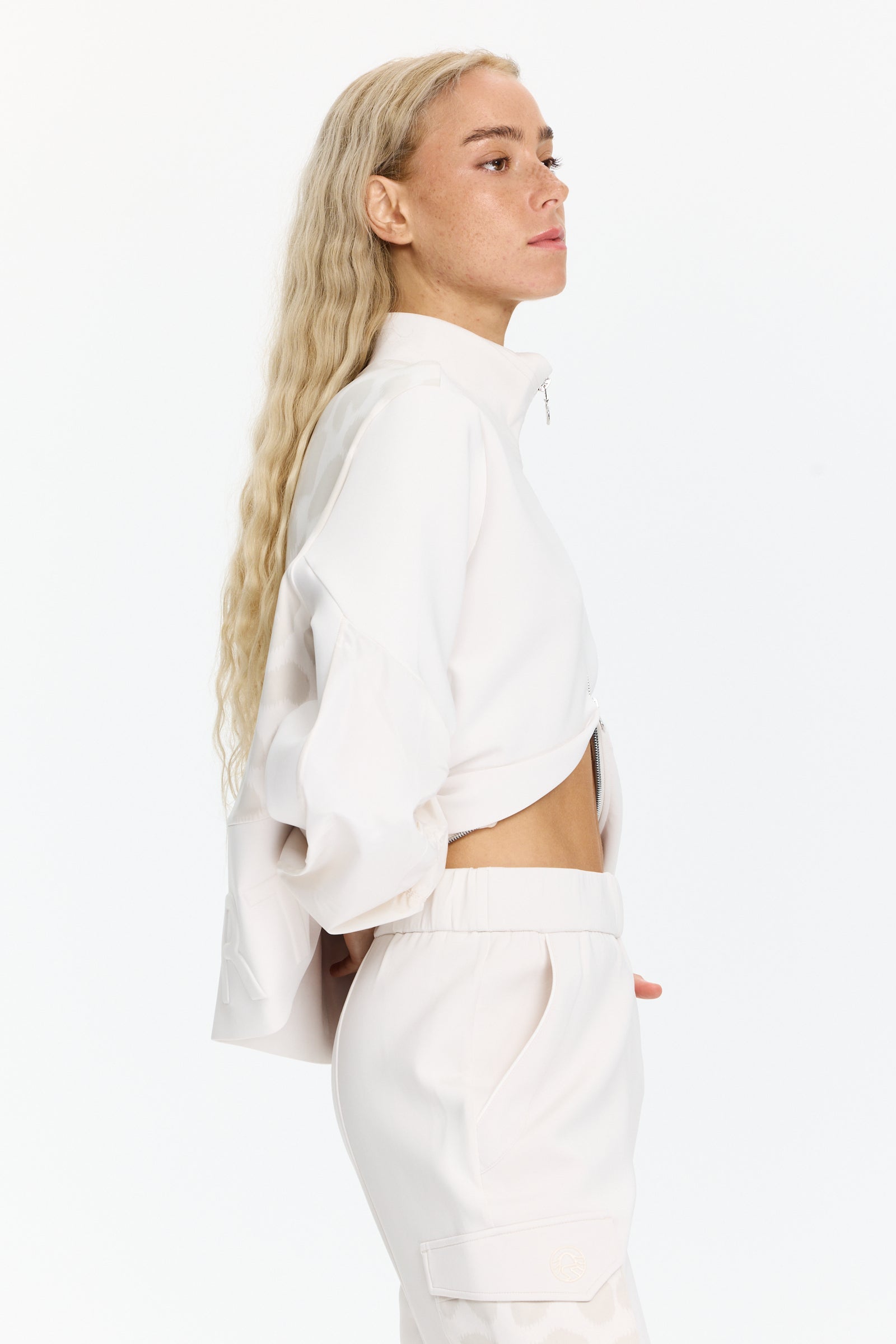 ז’קט סווטשירט עם שרוולים מיוחדים ונפחים, כיסים צדדיים ורוכסן כפול, פרינט מנומר בגבהרכב בד: 84% פוליאסטר, 16% אלסטןהדוגמנית בגובה 1.75 ולובשת מידה 36 של Sportalm