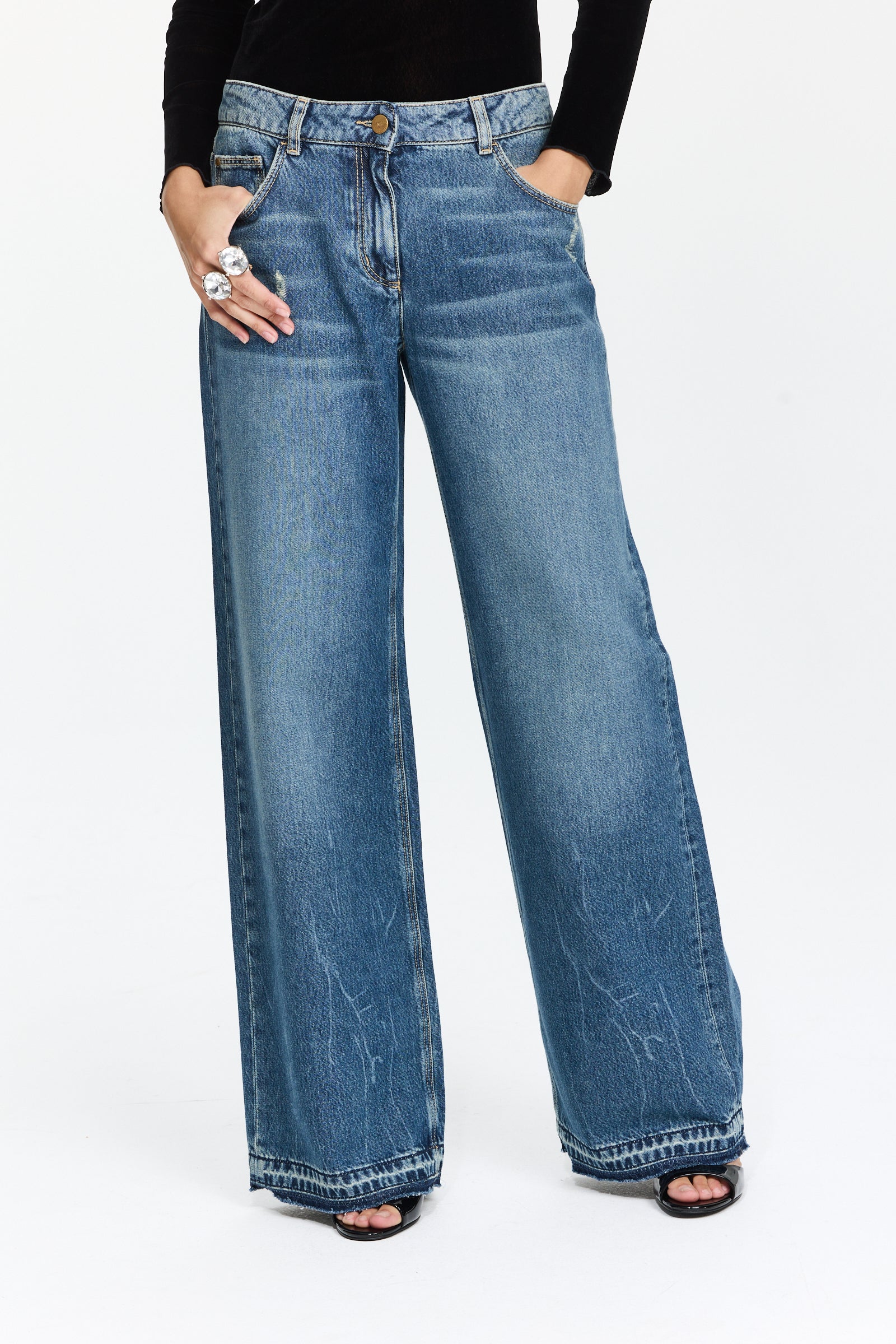 ג'ינס כחול בגזרה רחבההרכב בד: 50% לייאוצ’ל, 50% כותנההדוגמנית בגובה 1.75 ולובשת מידה 36 של Luisa Cerano