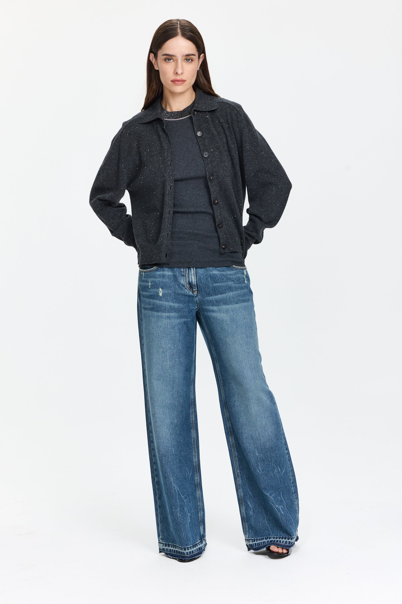 קרדיגן מנצנץ בגזרה ישרה עם סגירת כפתורים וצווארון קלאסי הרכב בד: 60% צמר חדש, 17% משי, 13% ויסקוזה, 9% קשמיר, 1% פוליאסטרהדוגמנית בגובה 1.75 ולובשת מידה 42 של Peserico