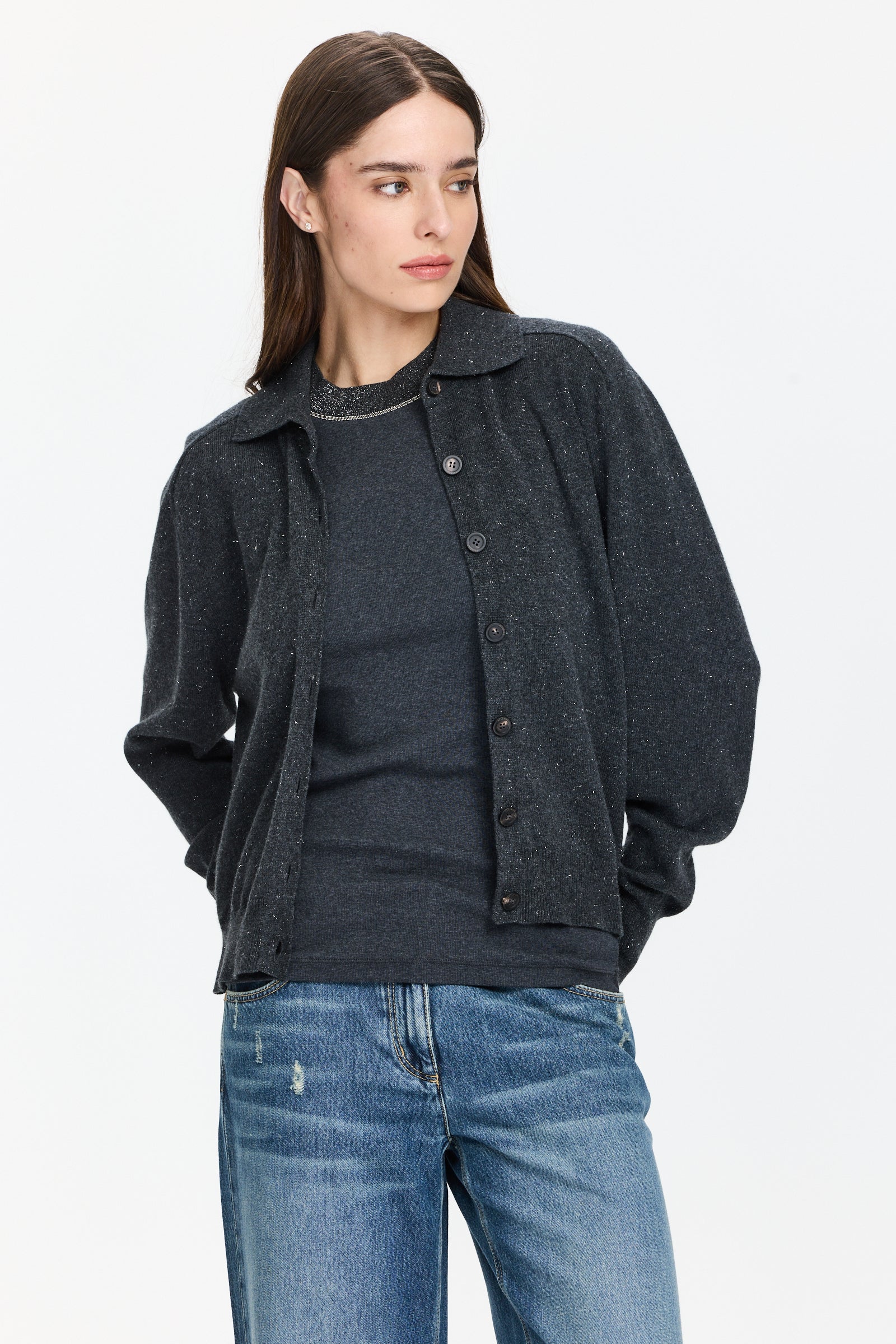 קרדיגן מנצנץ בגזרה ישרה עם סגירת כפתורים וצווארון קלאסי הרכב בד: 60% צמר חדש, 17% משי, 13% ויסקוזה, 9% קשמיר, 1% פוליאסטרהדוגמנית בגובה 1.75 ולובשת מידה 42 של Peserico