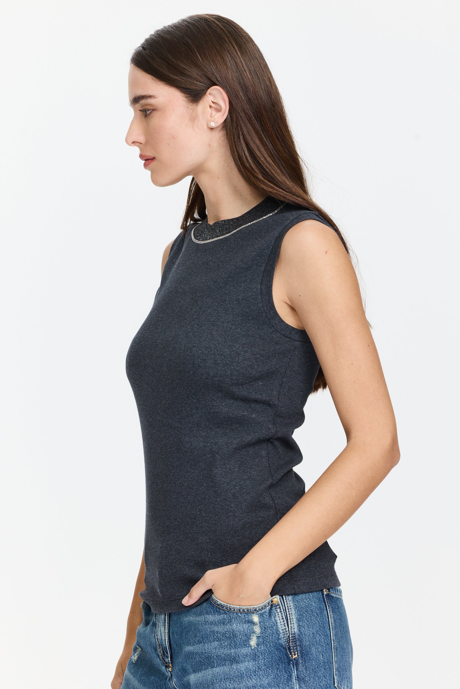 גופיה צמרירית בגזרה צמודה, עם צווארון עגול מעוטר ומנצנץהרכב בד: 94% כותנה, 6% אלסטןהדוגמנית בגובה 1.75 ולובשת מידה 42 של Peserico