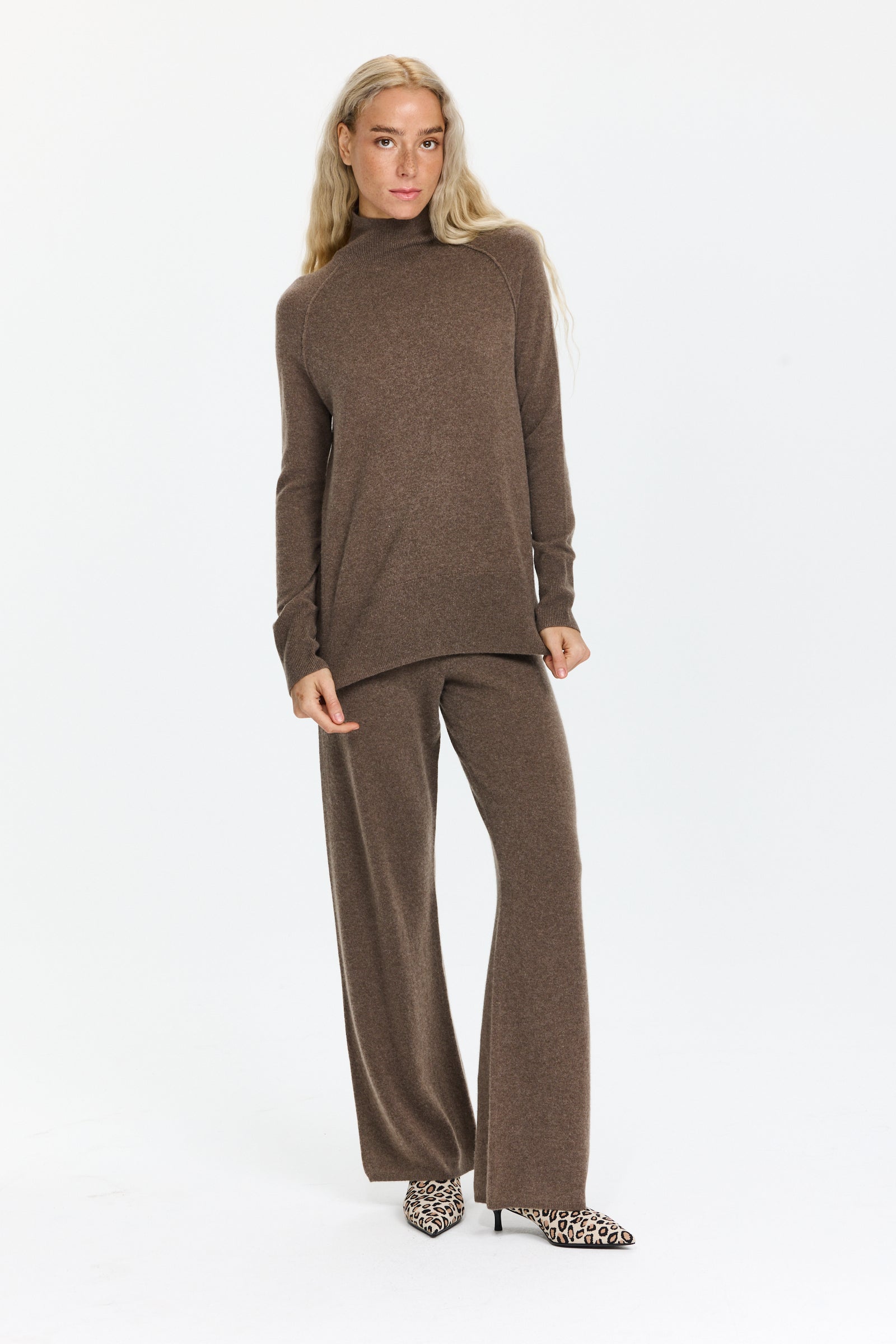 סריג נעים בגזרה ישרה עם צווארון גולףהדוגמנית בגובה 1.75 ולובשת מידה 34 של RIANI