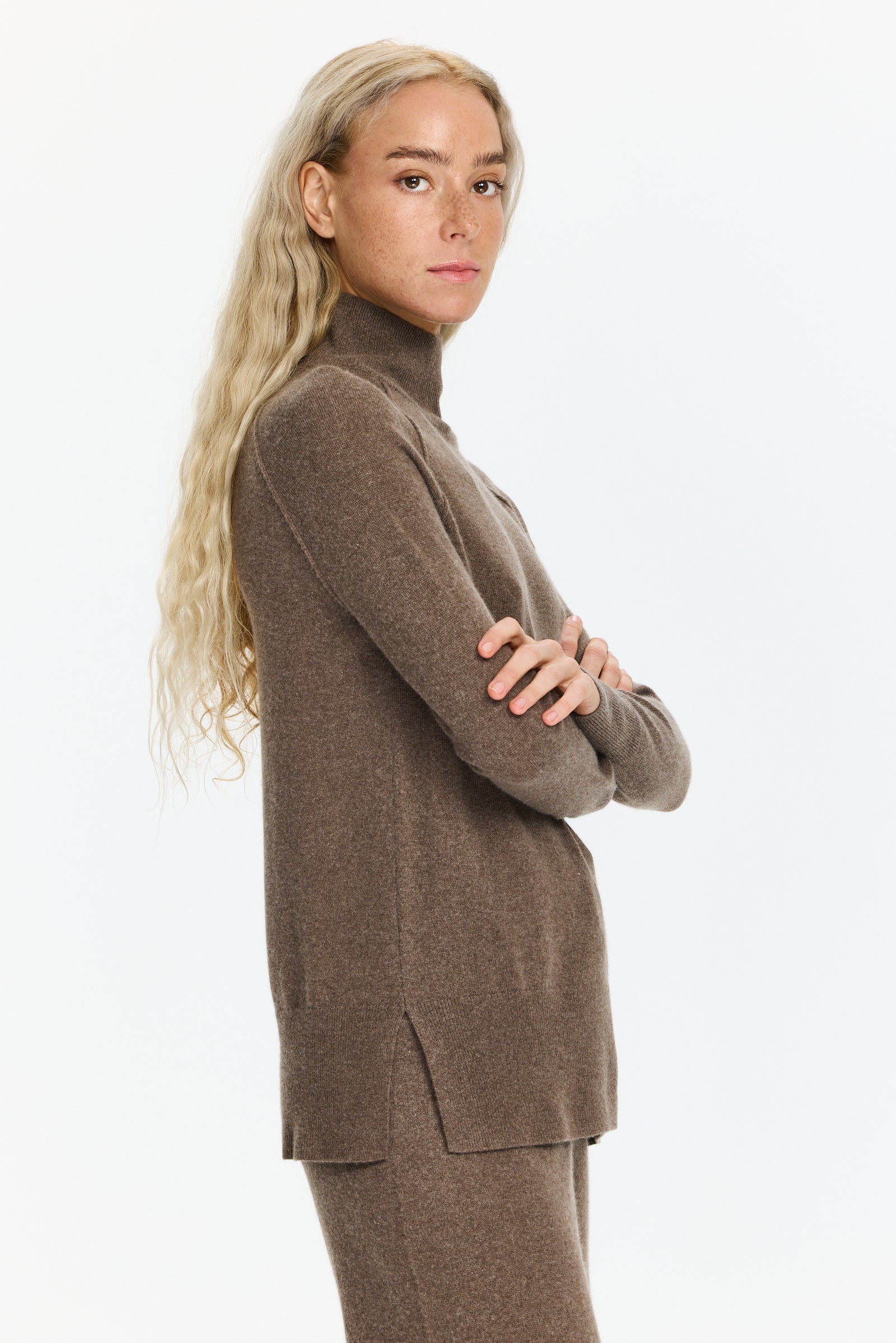 סריג נעים בגזרה ישרה עם צווארון גולףהדוגמנית בגובה 1.75 ולובשת מידה 34 של RIANI