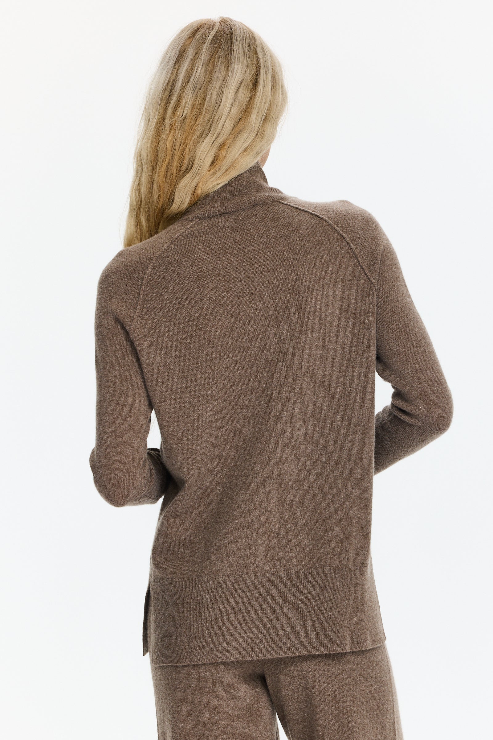 סריג נעים בגזרה ישרה עם צווארון גולףהדוגמנית בגובה 1.75 ולובשת מידה 34 של RIANI